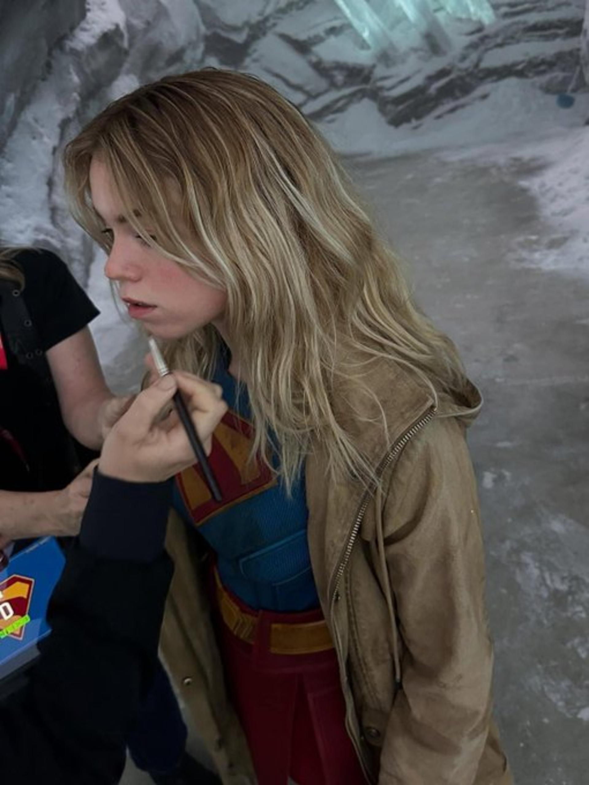 میلی آلکاک در نقش سوپرگرل در پشت صحنه فیلم Superman