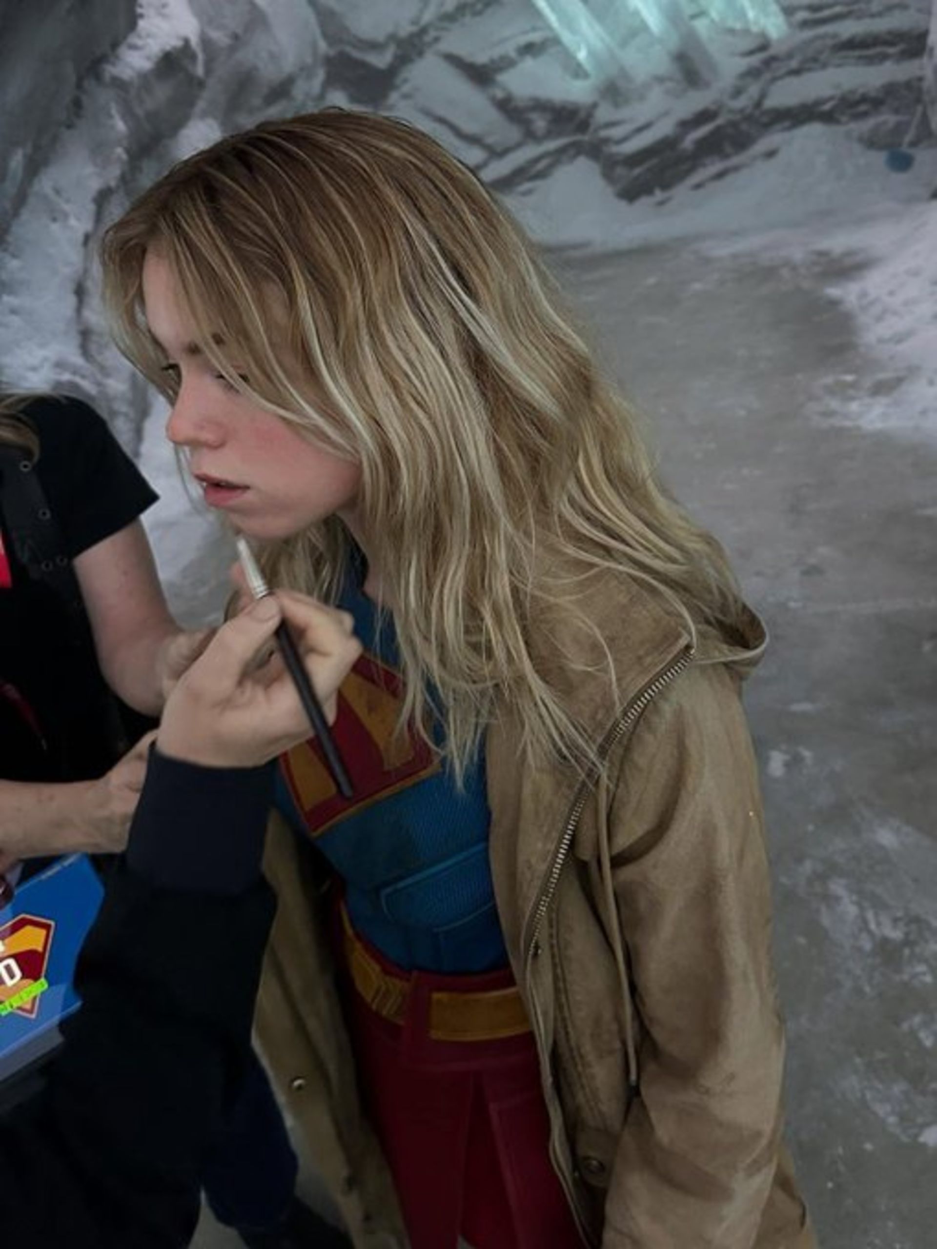 میلی آلکاک در نقش سوپرگرل در پشت صحنه فیلم Superman