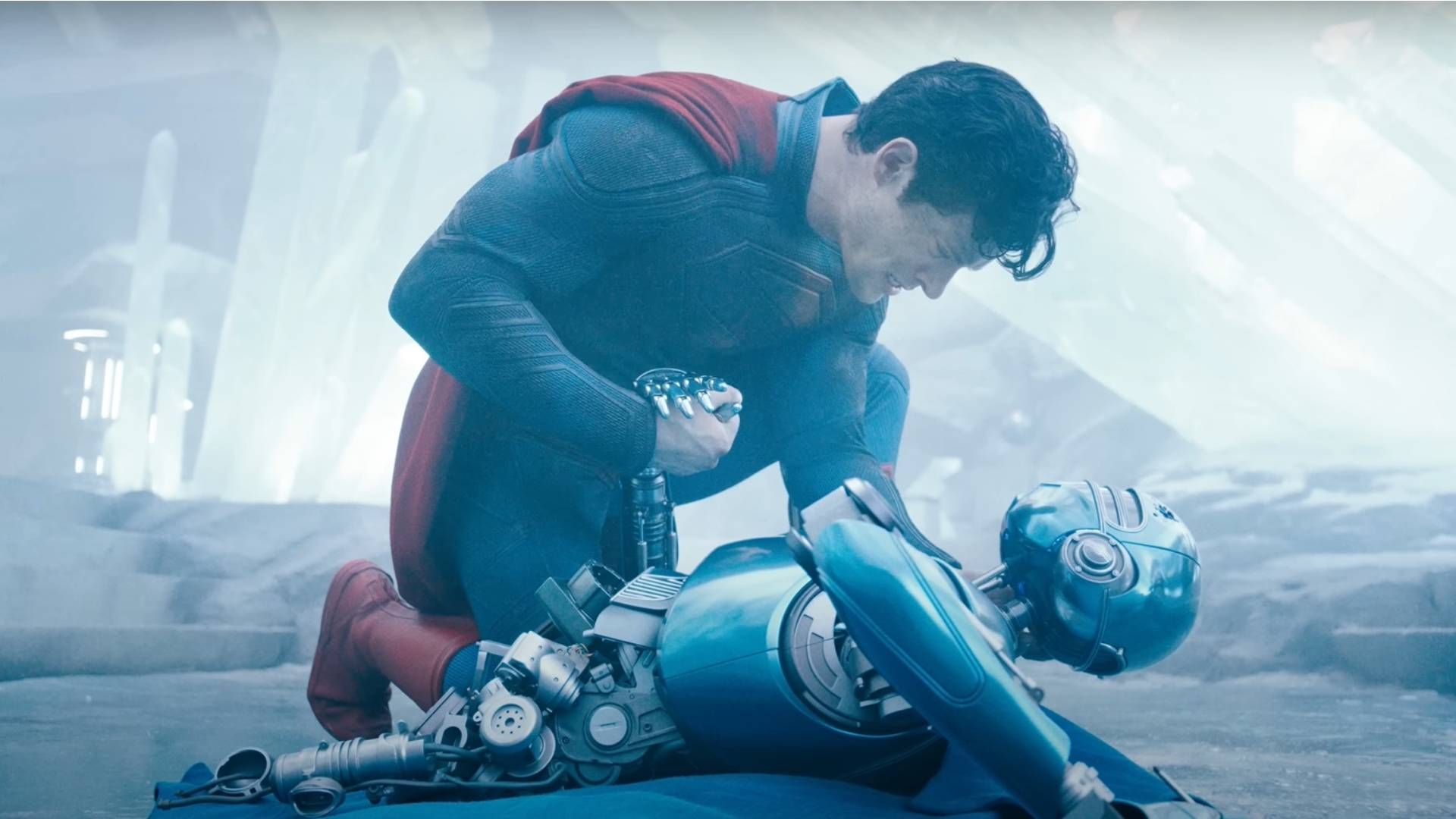 سوپرمن ناراحت بالای سر ربات در فیلم Superman