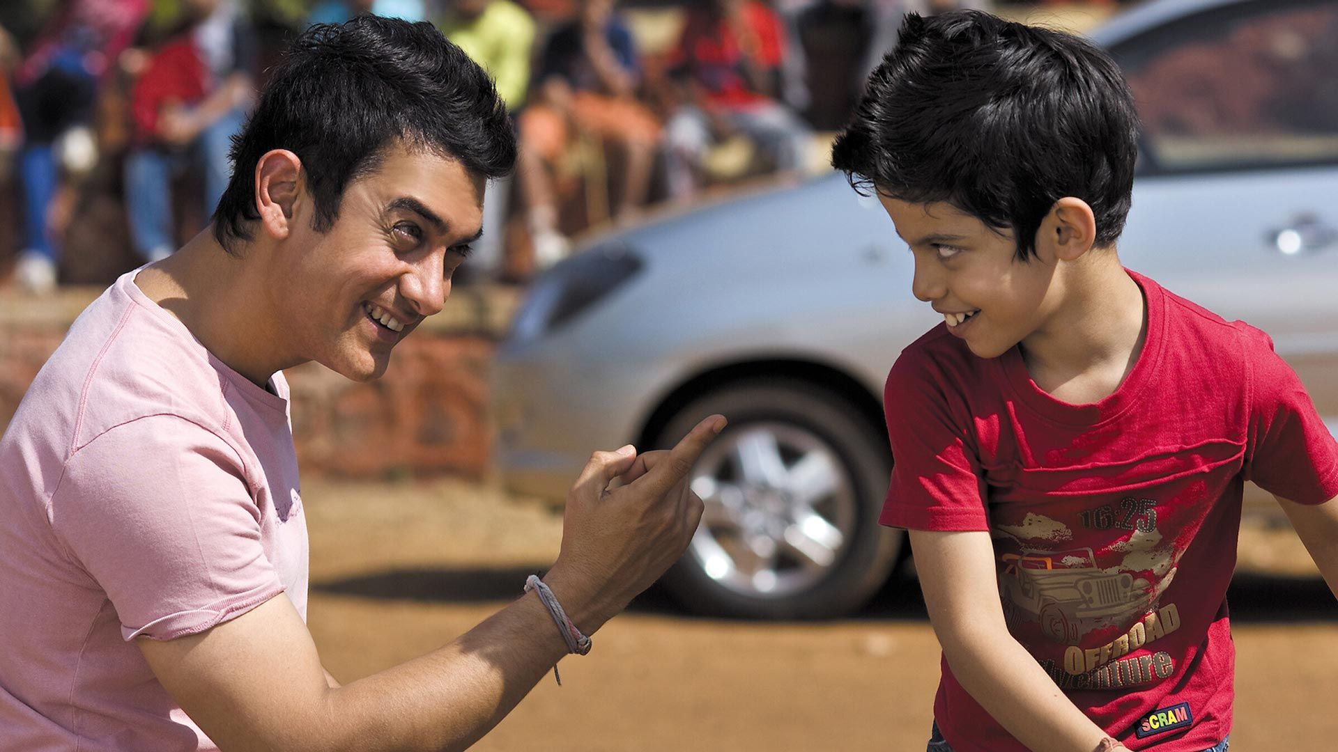 Taare_Zameen_Par_aamir_playing_a_kid_smiling