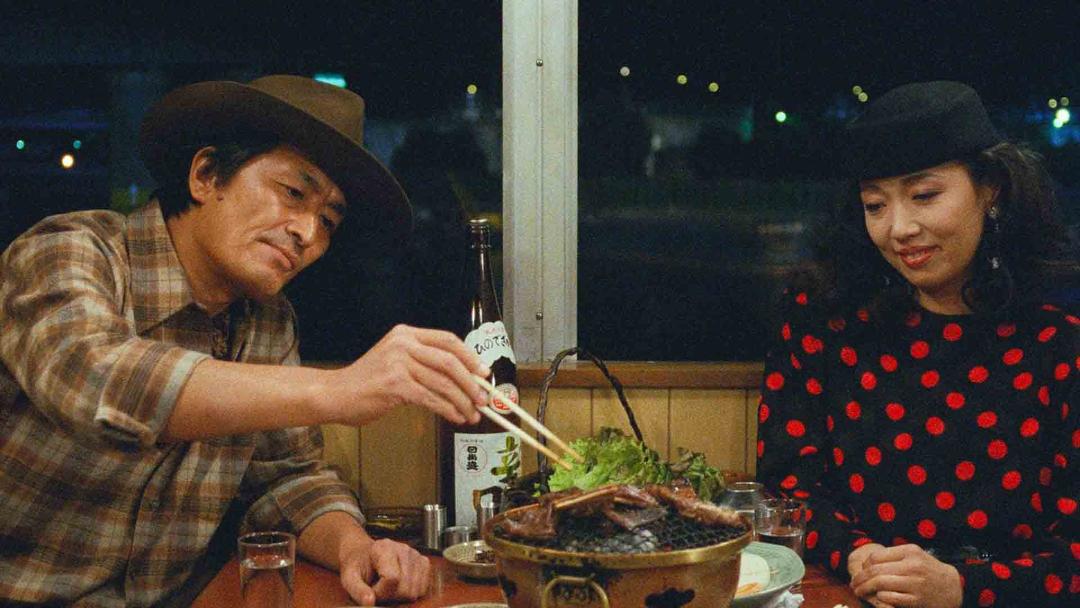 دو شخصیت اصلی فیلم Tampopo در حال غذا خوردن