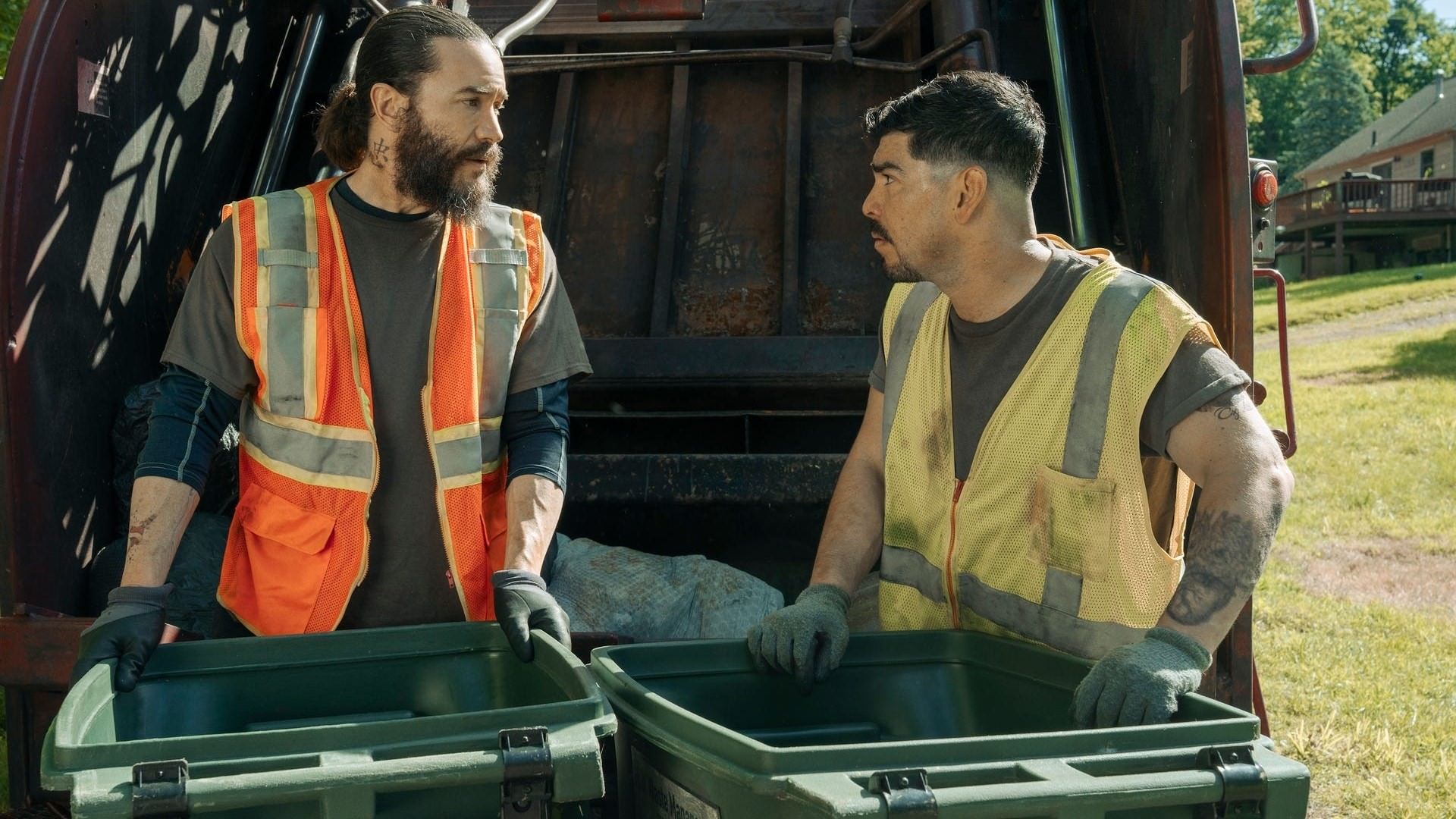 رابی و دوستش در حال بررسی آشغال خانه در سریال Task