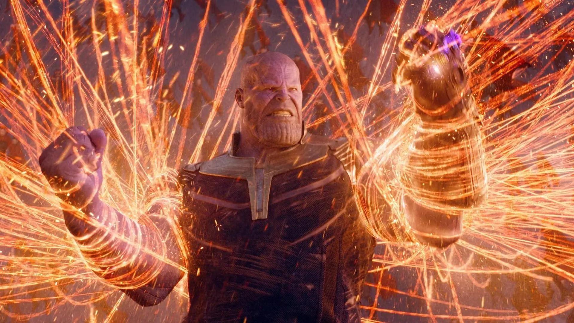 تانوس (Thanos) با دستکش ابدیت در میان جرقه‌های آتشین