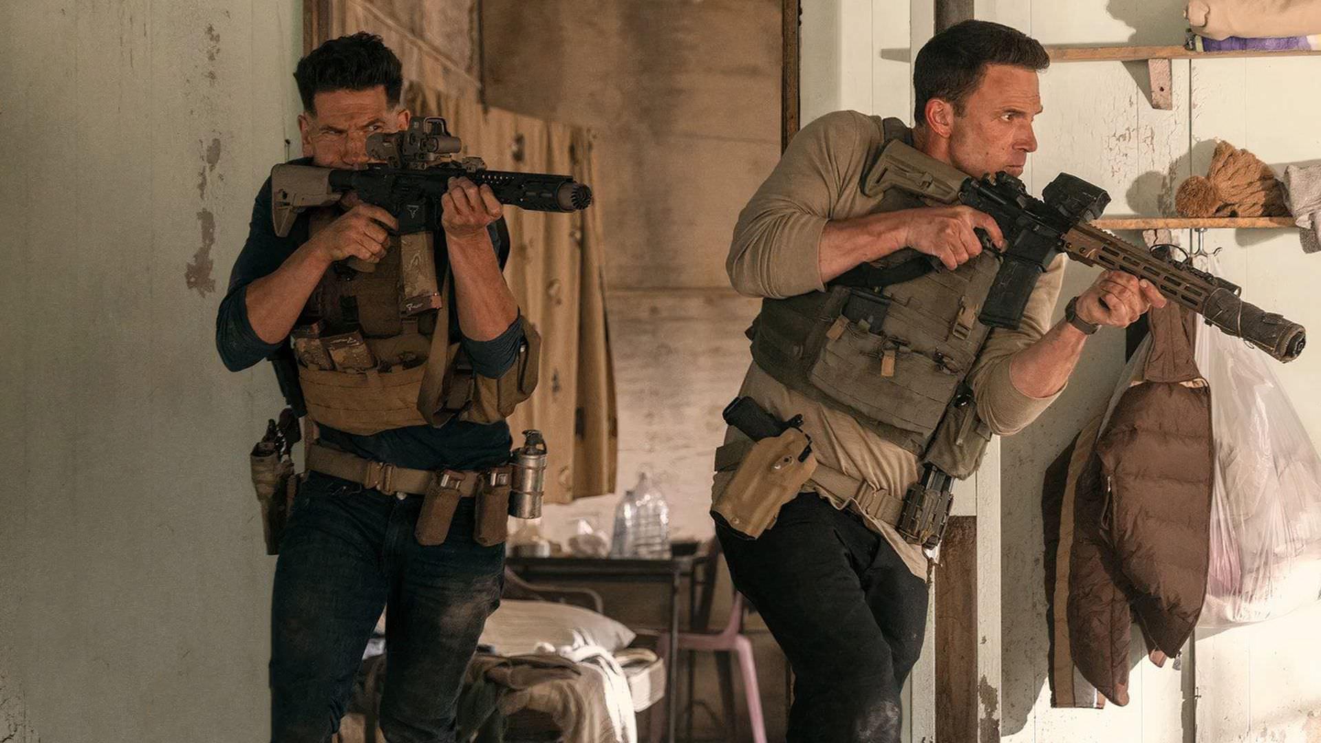 بن افلک و جان برنتال در عملیات در میدان نبرد در فیلم The Accountant 2