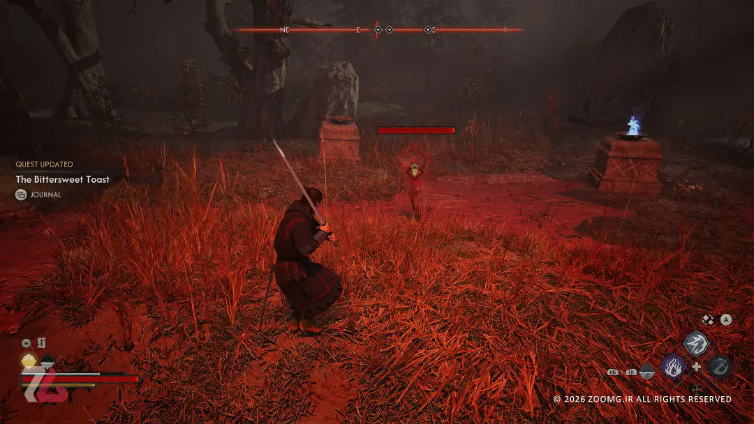 مبارزه شخصیت اصلی با دشمن در محیط جنگلی بازی The Blood of Dawnwalker