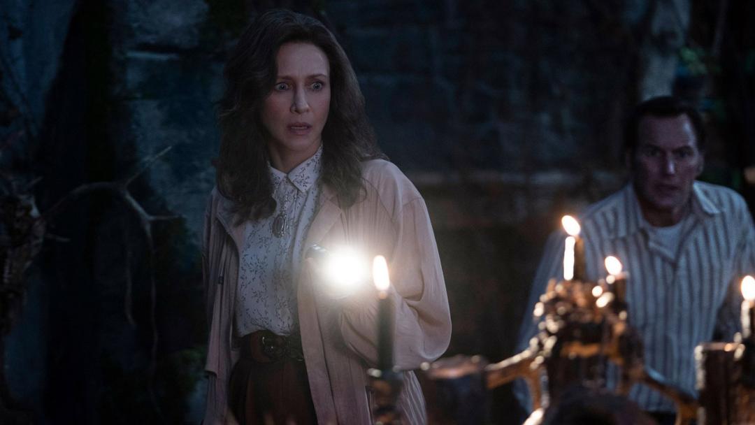 ویرا فارمیگا در حال نگاه کردن در فیلم The Conjuring: Last Rites