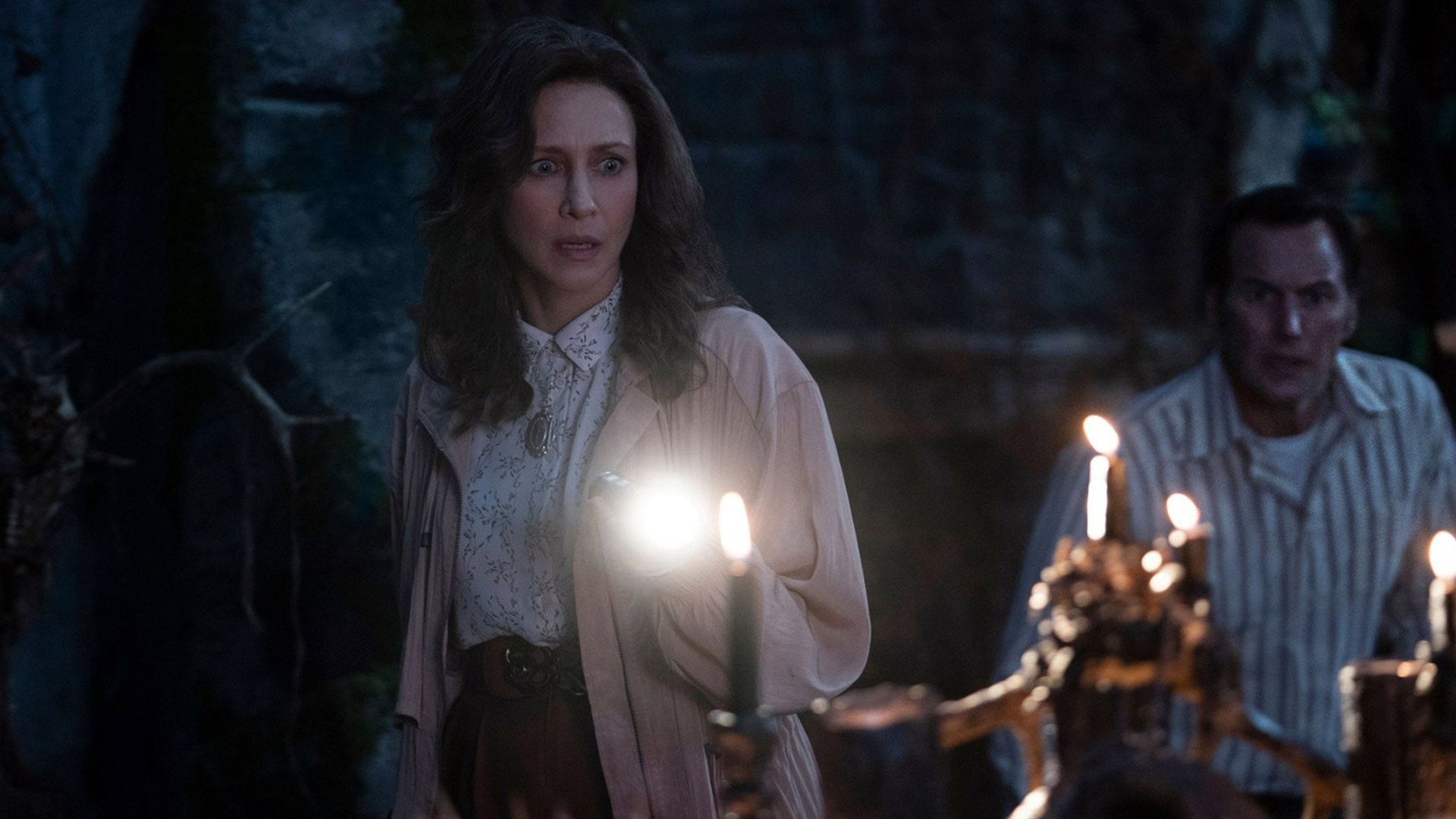 ویرا فارمیگا در حال نگاه کردن در فیلم The Conjuring: Last Rites