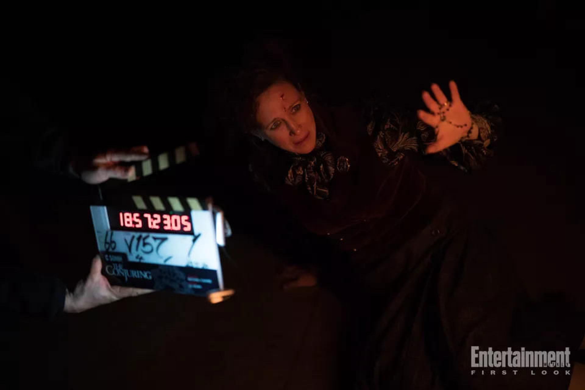 ورا فارمیگا در پشت صحنه فیلم The Conjuring: Last Rites