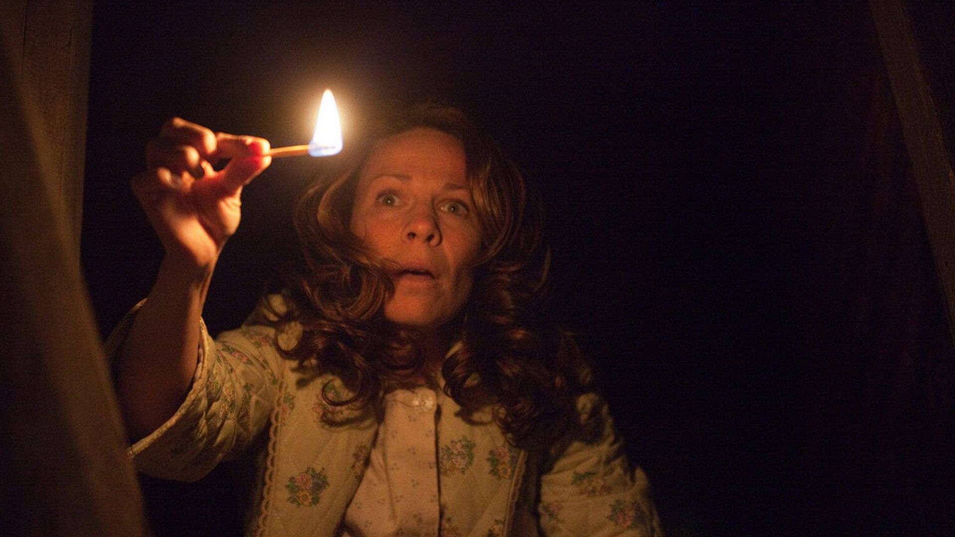 تیلور با کبریت روشن در زیرزمین در فیلم conjuring 1