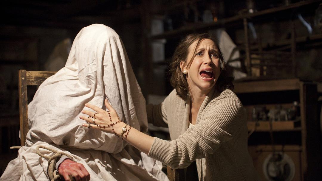 فارمیگا در حال جن گیری در فیلم conjuring 1
