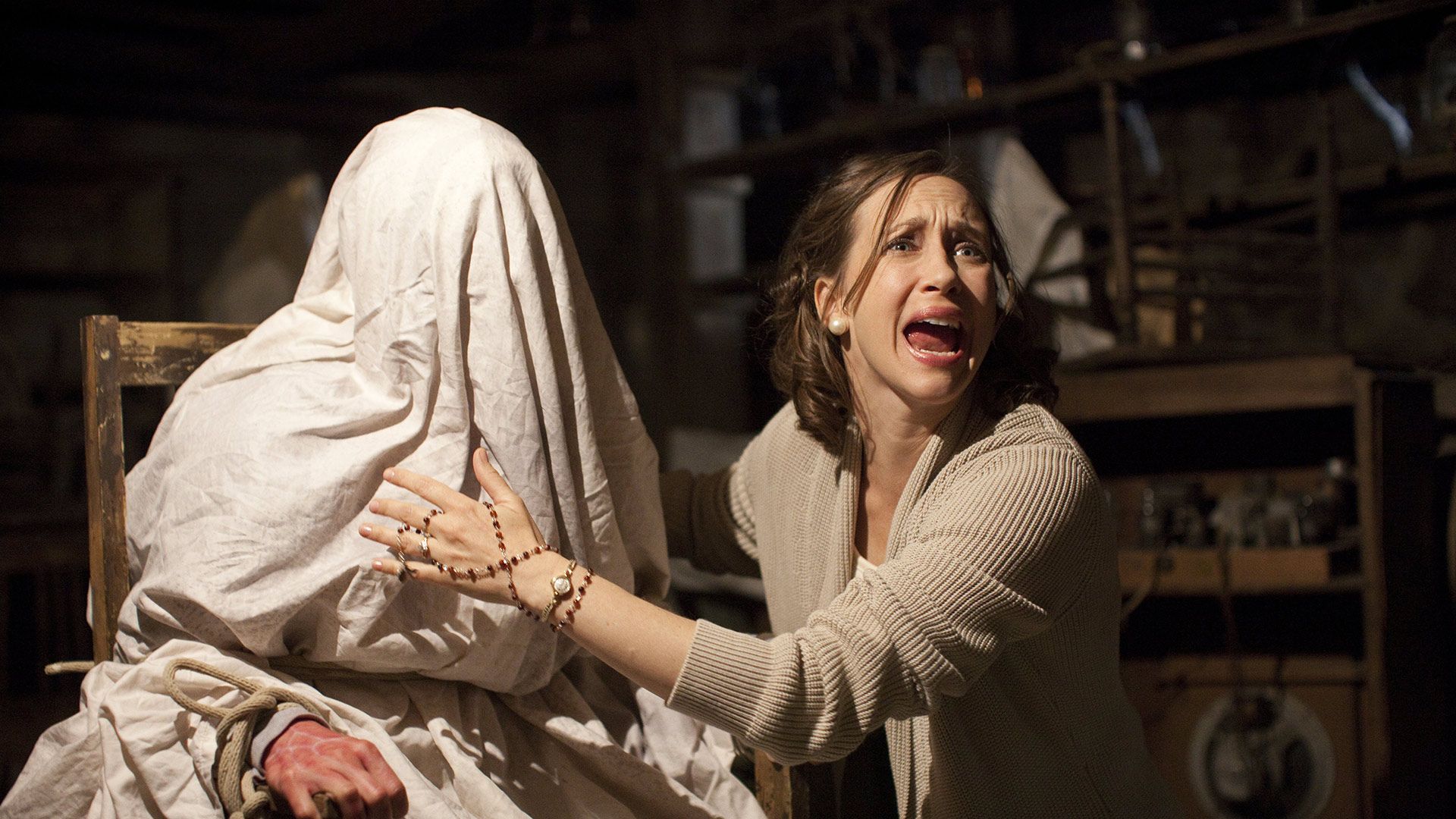 فارمیگا در حال جن گیری در فیلم conjuring 1