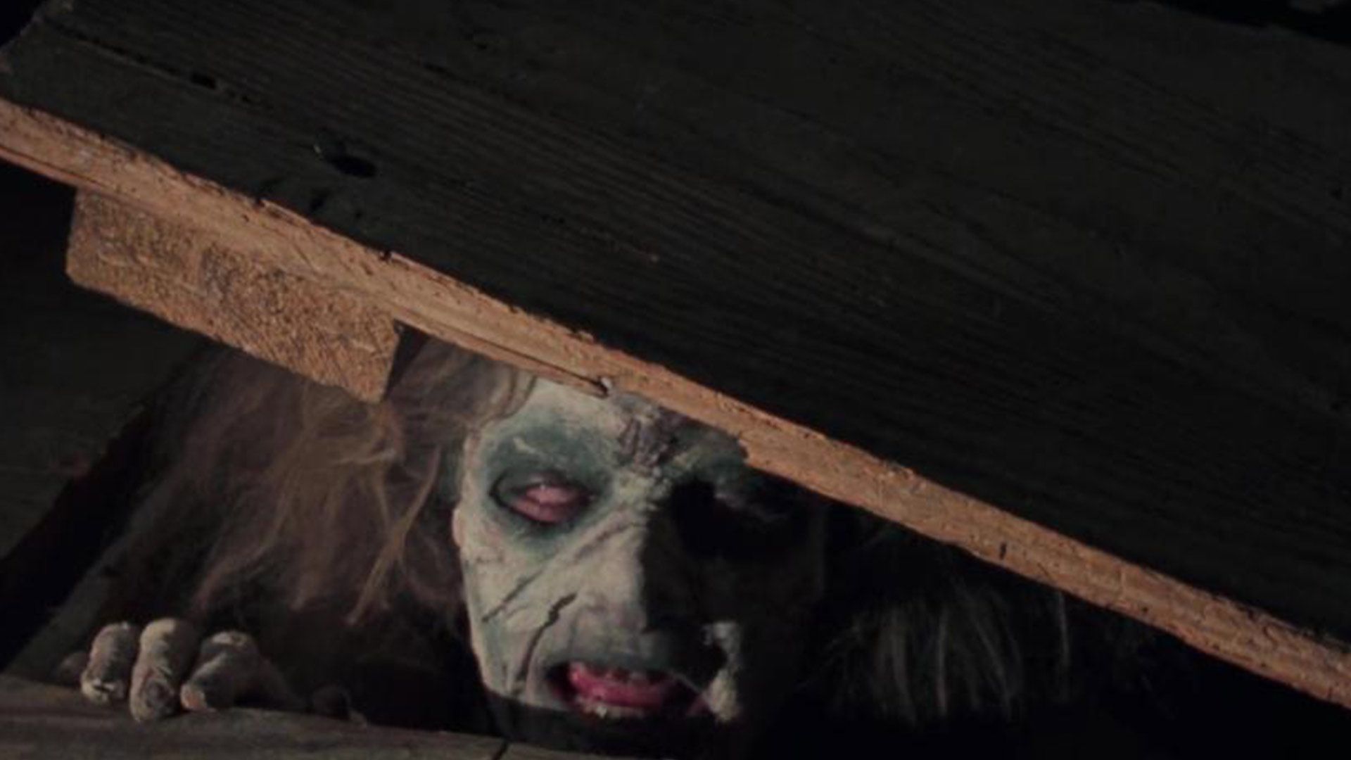 روح شیطانی در حال نگاه کردن در فیلم the evil dead