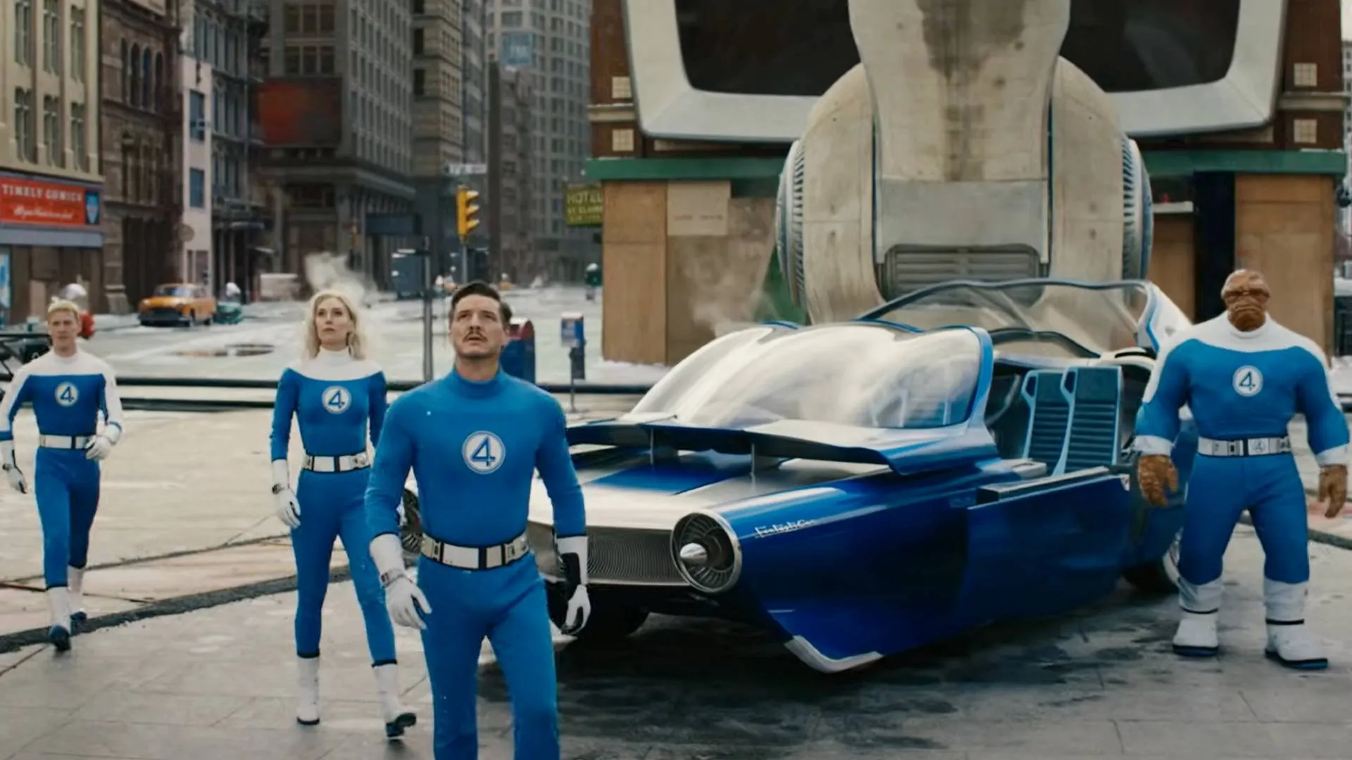 اعضای چهار شگفت انگیز در حال تماشای یک تهدید بزرگ در فیلم The Fantastic Four: First Steps