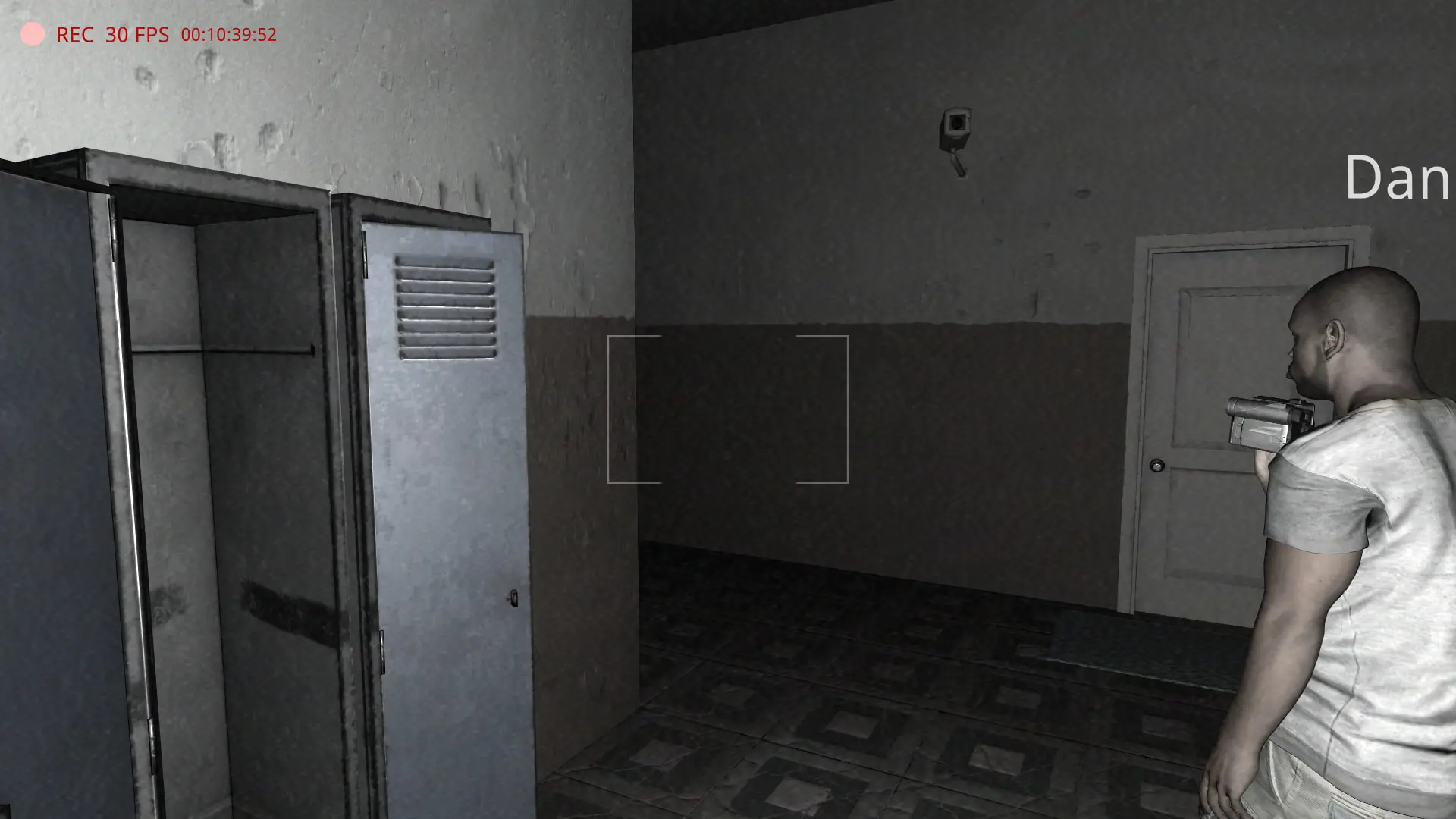 شخصیت بازی The Ghost در راهروی تاریک یک بیمارستان قدیمی