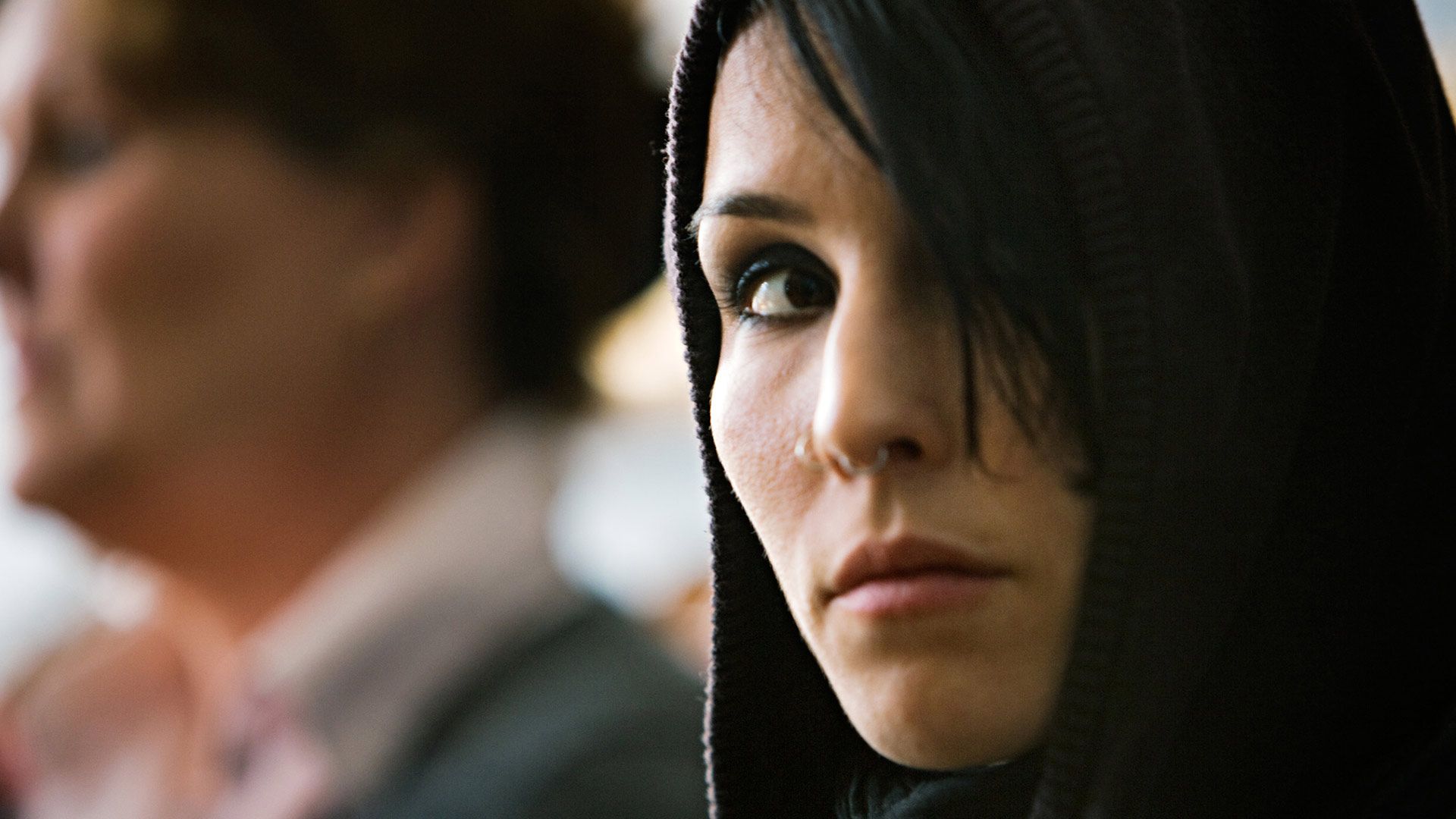 میکویست در حال نگاه کردن در فیلم The Girl With Dragon Tattoo