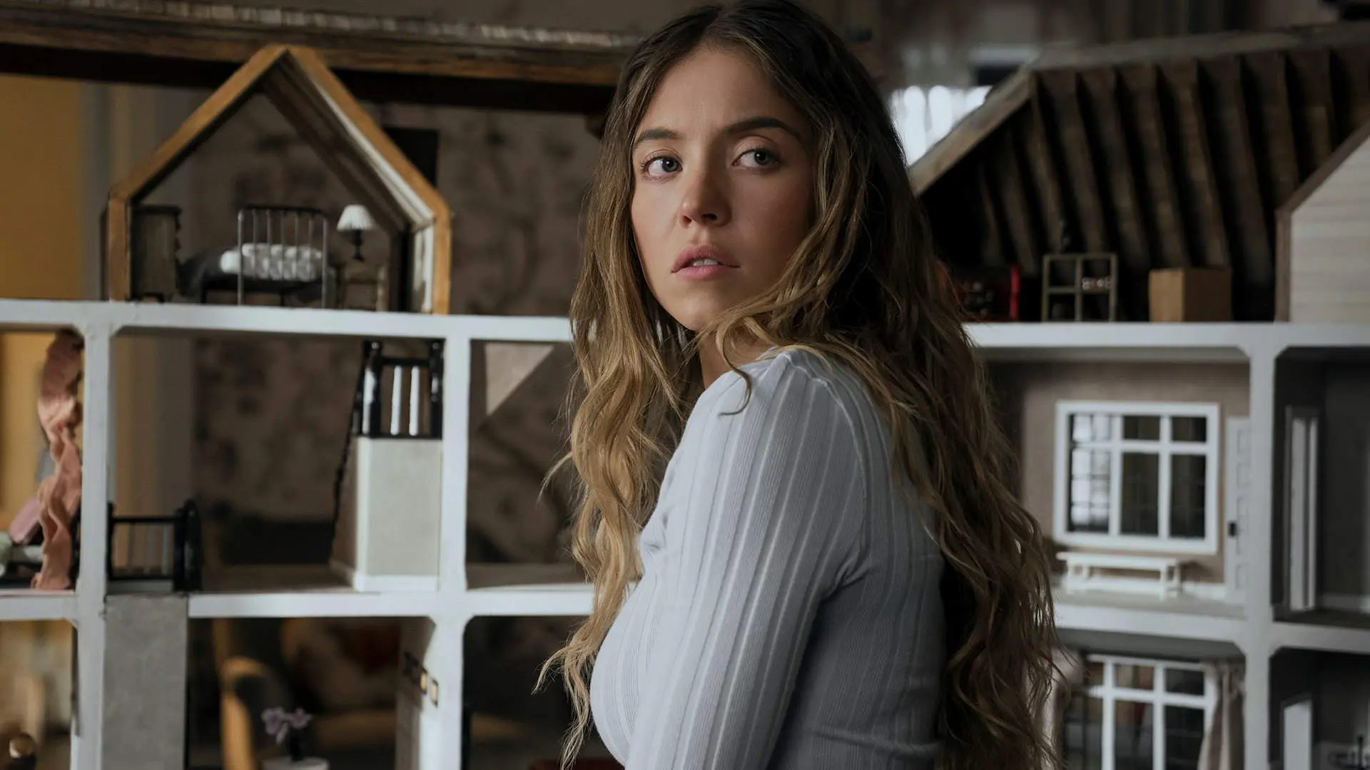 سیدنی سوئینی در فیلم The Housemaid