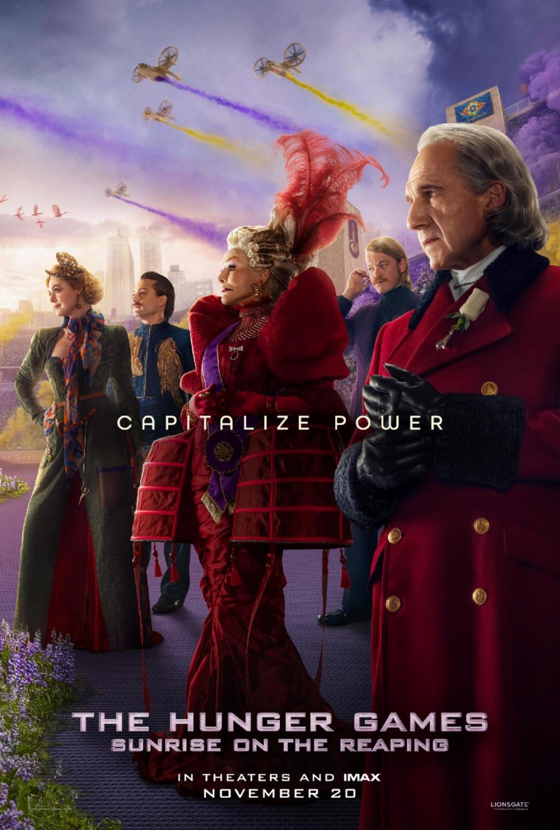 بازیگران فیلم بازیهای گرسنگی (The Hunger Games) در محیطی با لباسهای فاخر