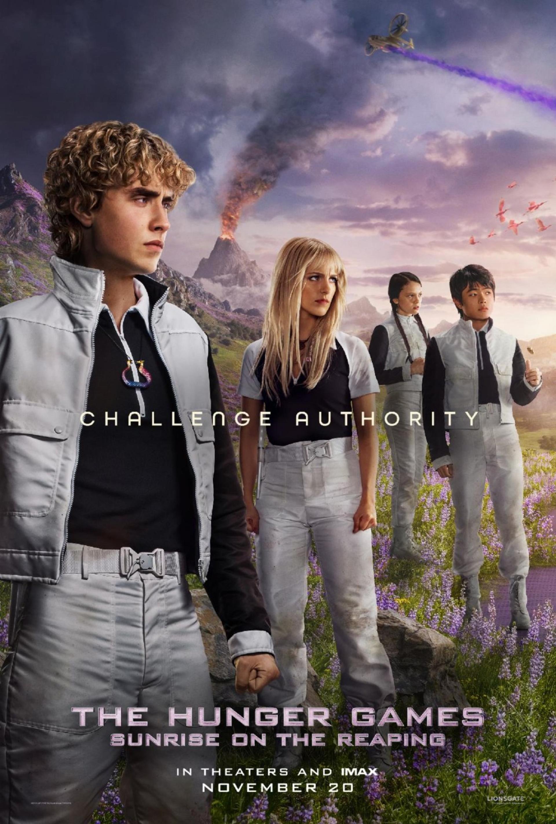 بازیگران فیلم هانگر گیمز (The Hunger Games) در یک دشت گل