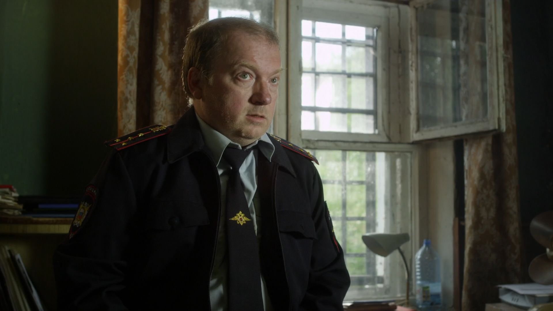 مامور در حال نگاه کردن در فیلم The Italian