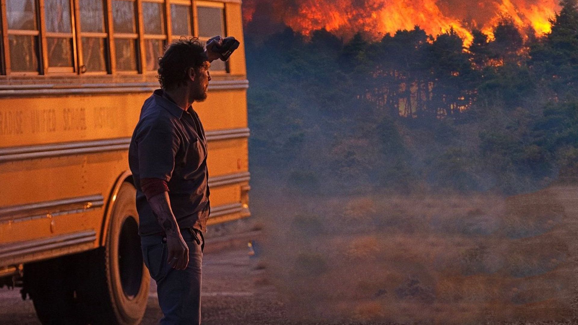 مک کانهی در جنگل در فیلم The Lost Bus