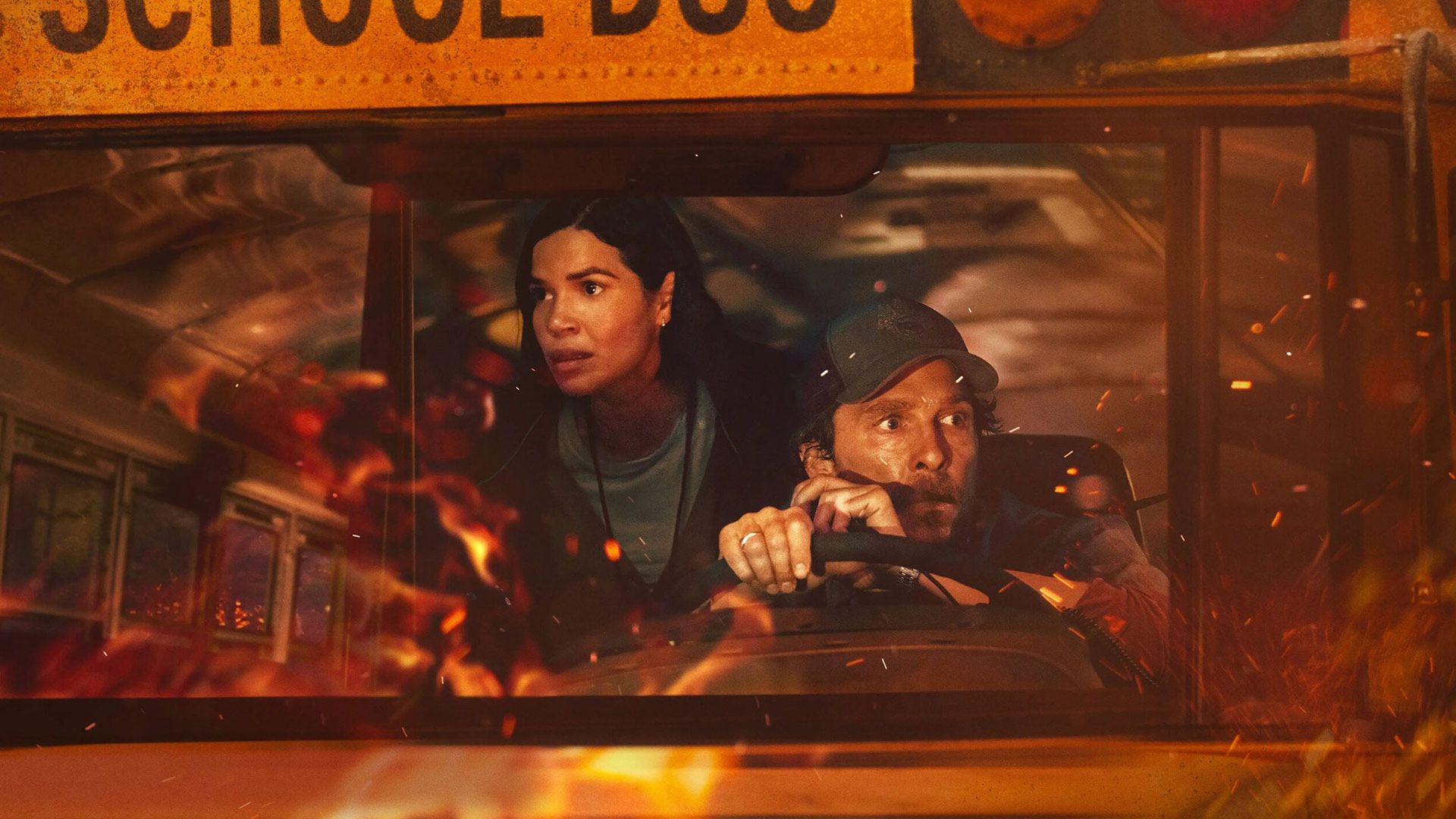 متیو مک کانهی در آتش در فیلم The Lost Bus
