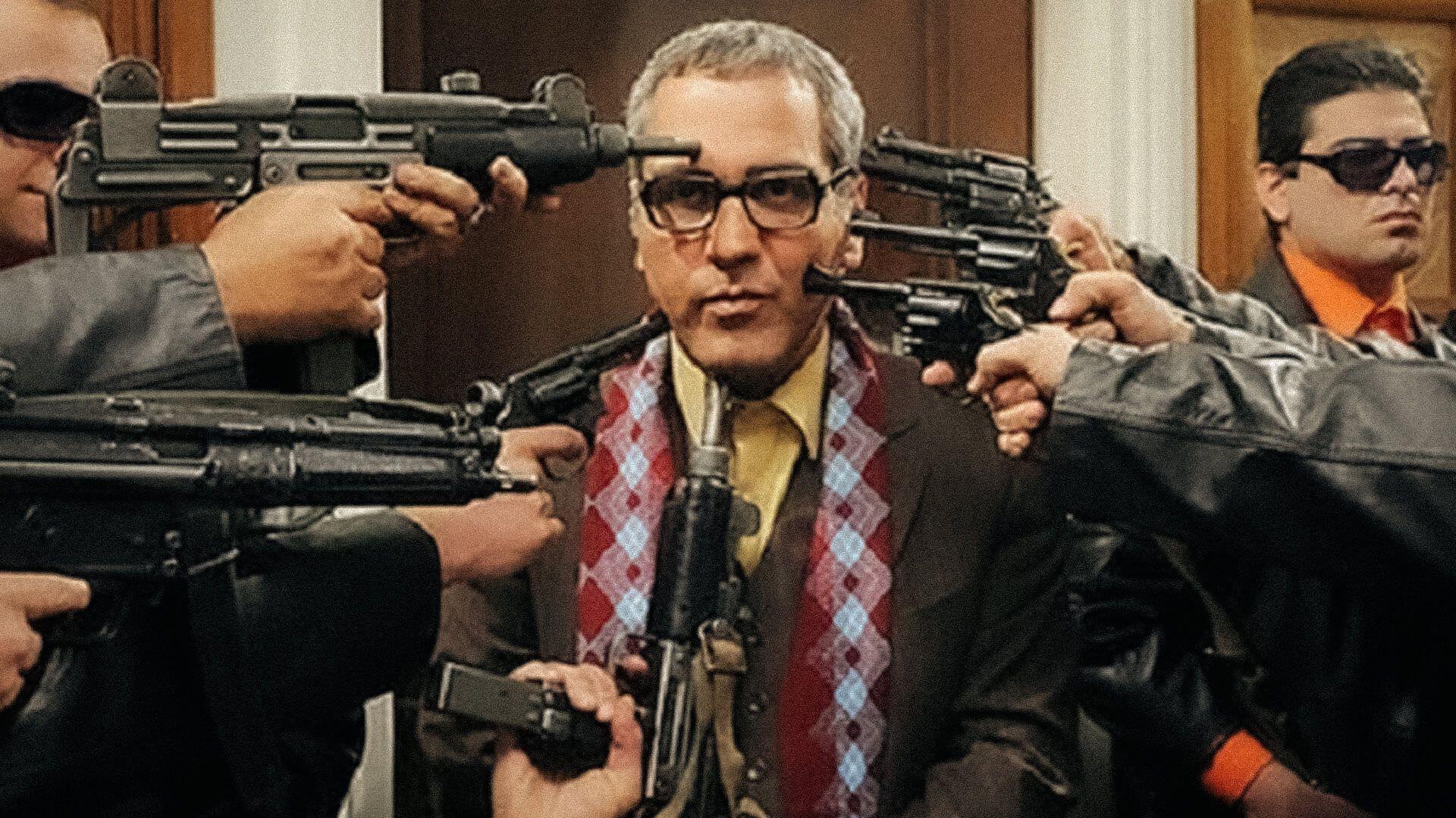 مهران مدیری در پوستر سریال مرد هزار چهره