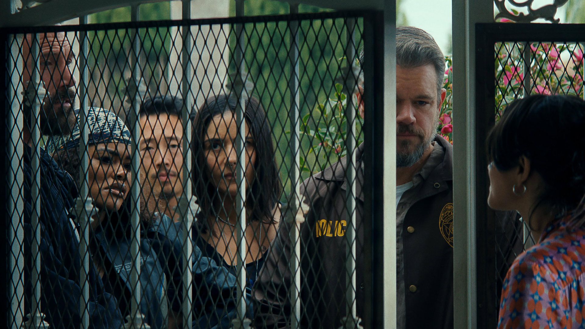 مت دیمون پشت در در فیلم The Rip