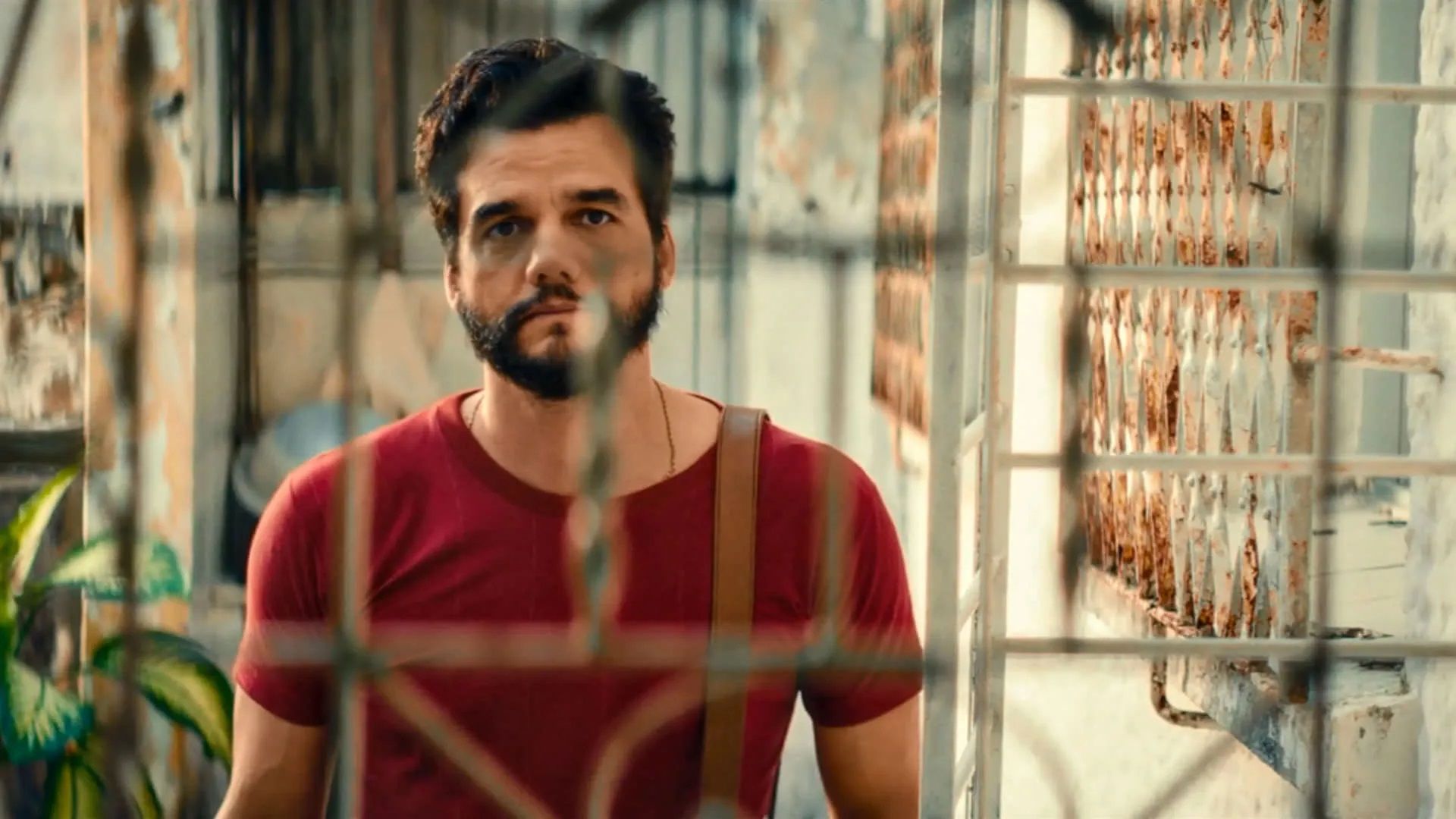 واگنر مورا در کنار در The Secret Agent