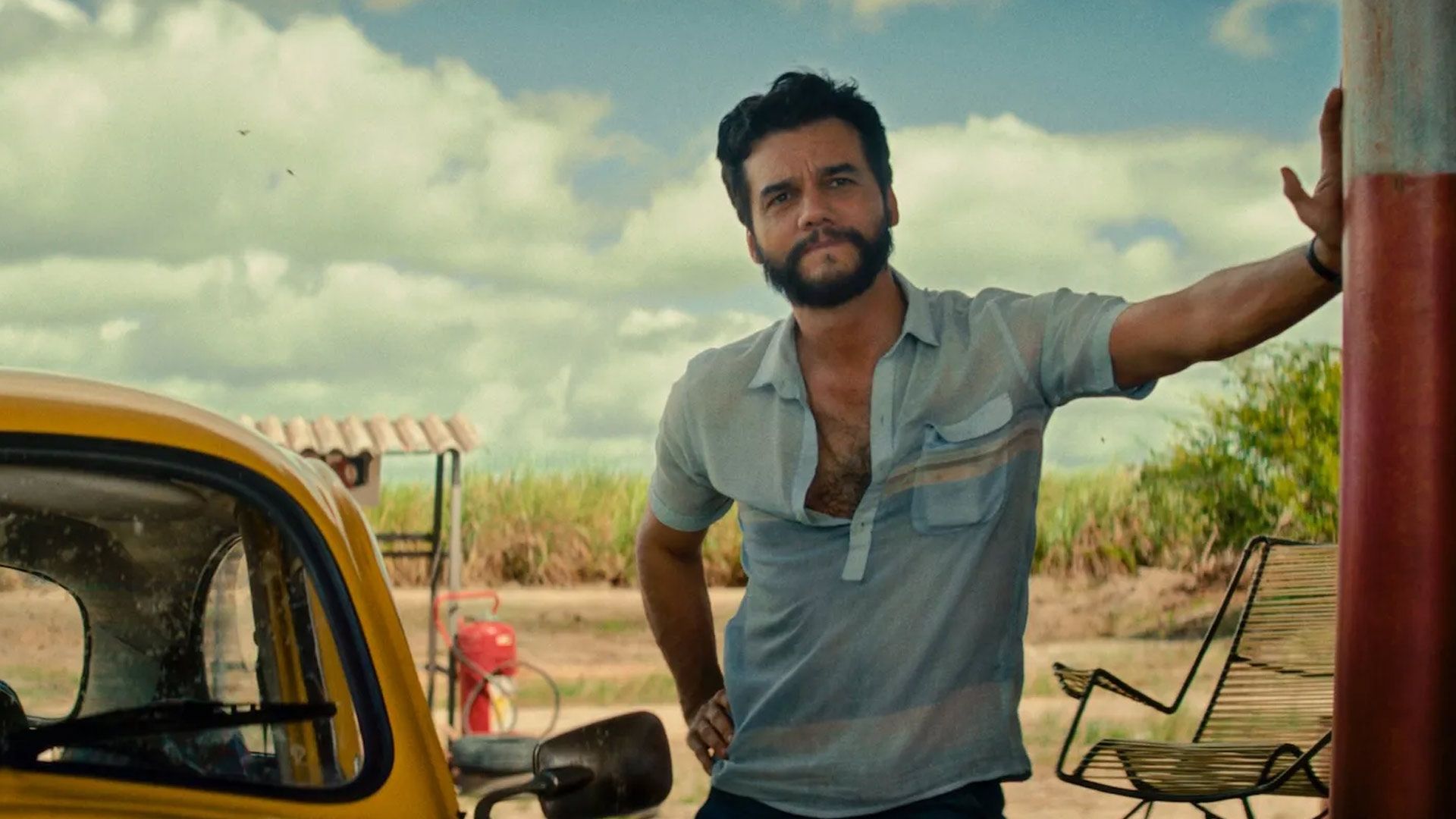 واگنر مورا در پمپ بنزین در فیلم  The Secret Agent