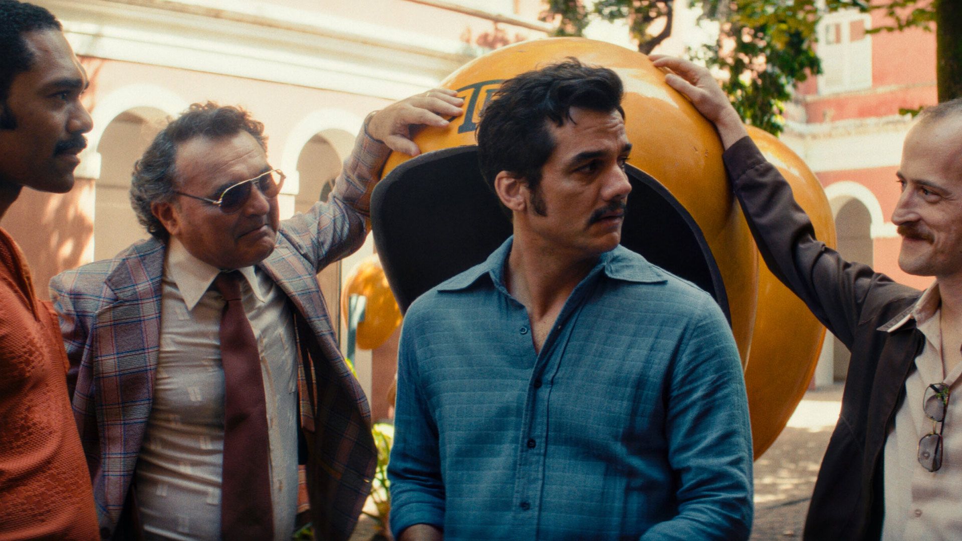 واگنر مورا در کنار تلفن The Secret Agent