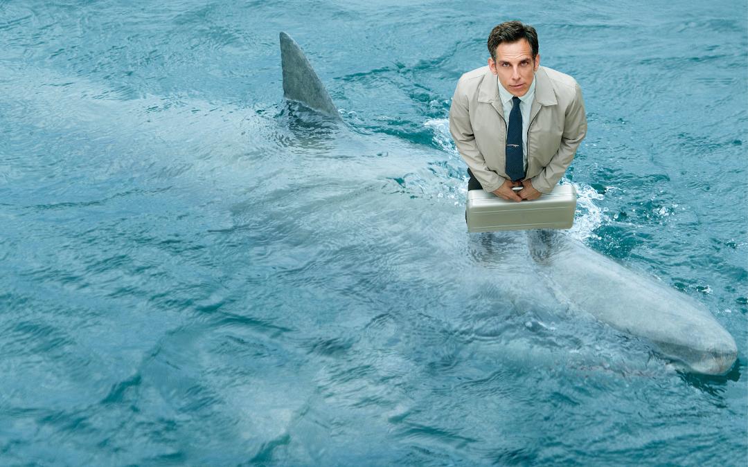 مردی ایستاده روی کوسه در فیلم The Secret Life of Walter Mitty