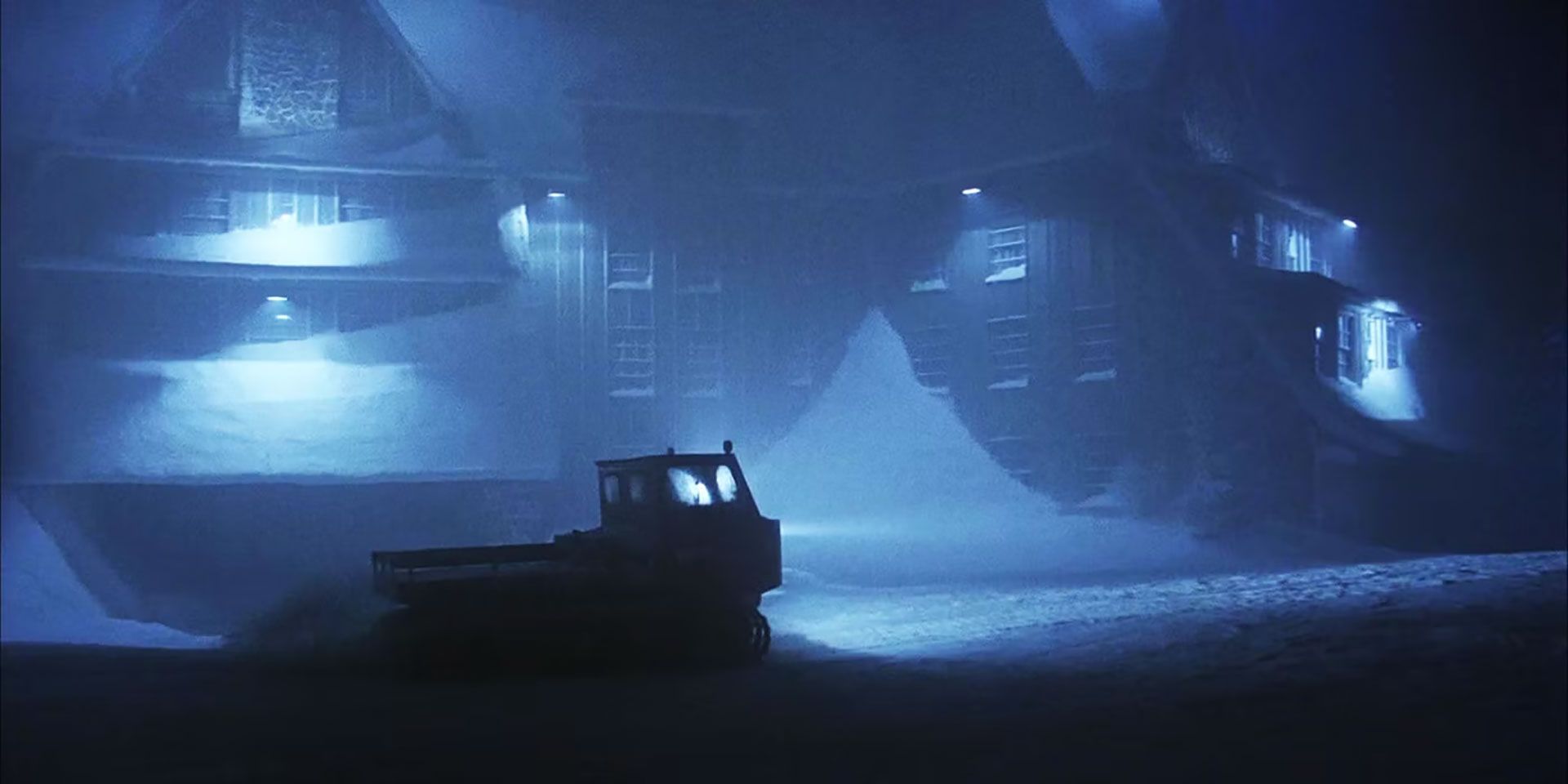 نمای هتل اورلوک در شب در فیلم «درخشش»