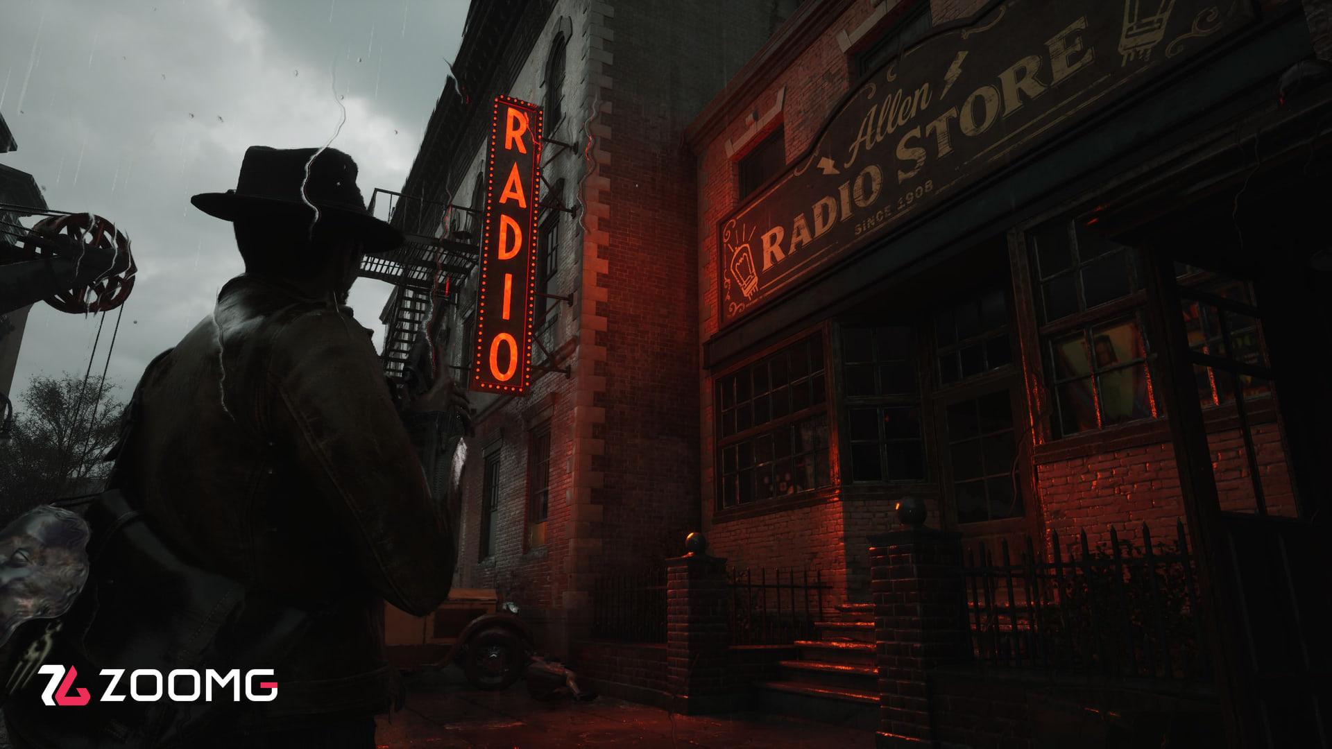 شخصیت بازی The Sinking City 2 در مقابل فروشگاه رادیو (Radio Store) در فضای بارانی