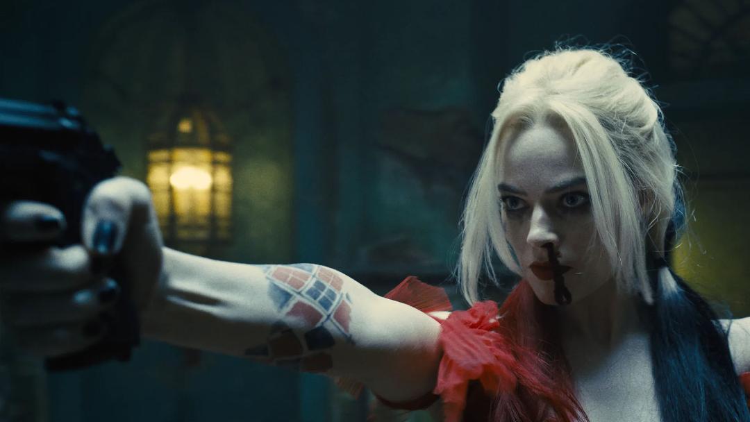 مارگو رابی در حال شلیک در فیلم The Suicide Squad