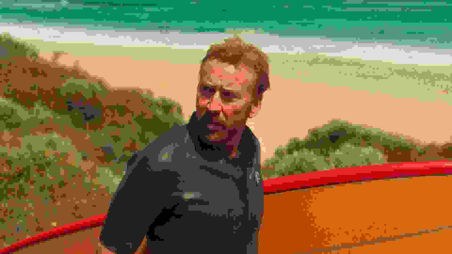 نیکلاس کیج در ساحل در فیلم the surfer