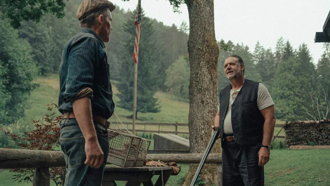 ایتن هاک (Ethan Hawke) و راسل کرو (Russell Crowe) در محیطی روستایی