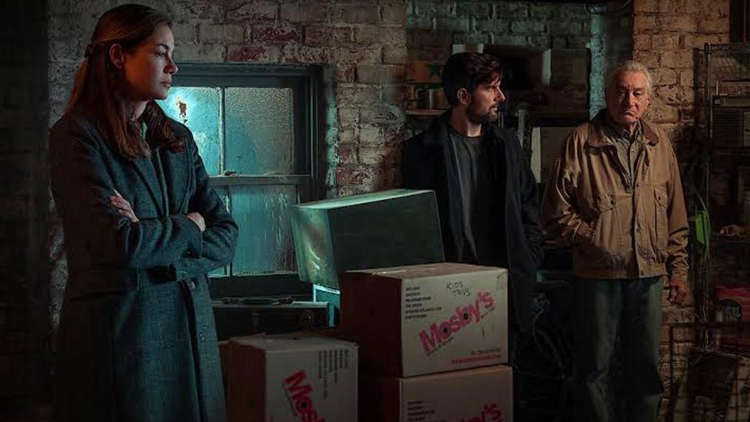 بازیگران فیلم مرد نجوا گر (The Whisper Man) در یک محیط قدیمی و تاریک