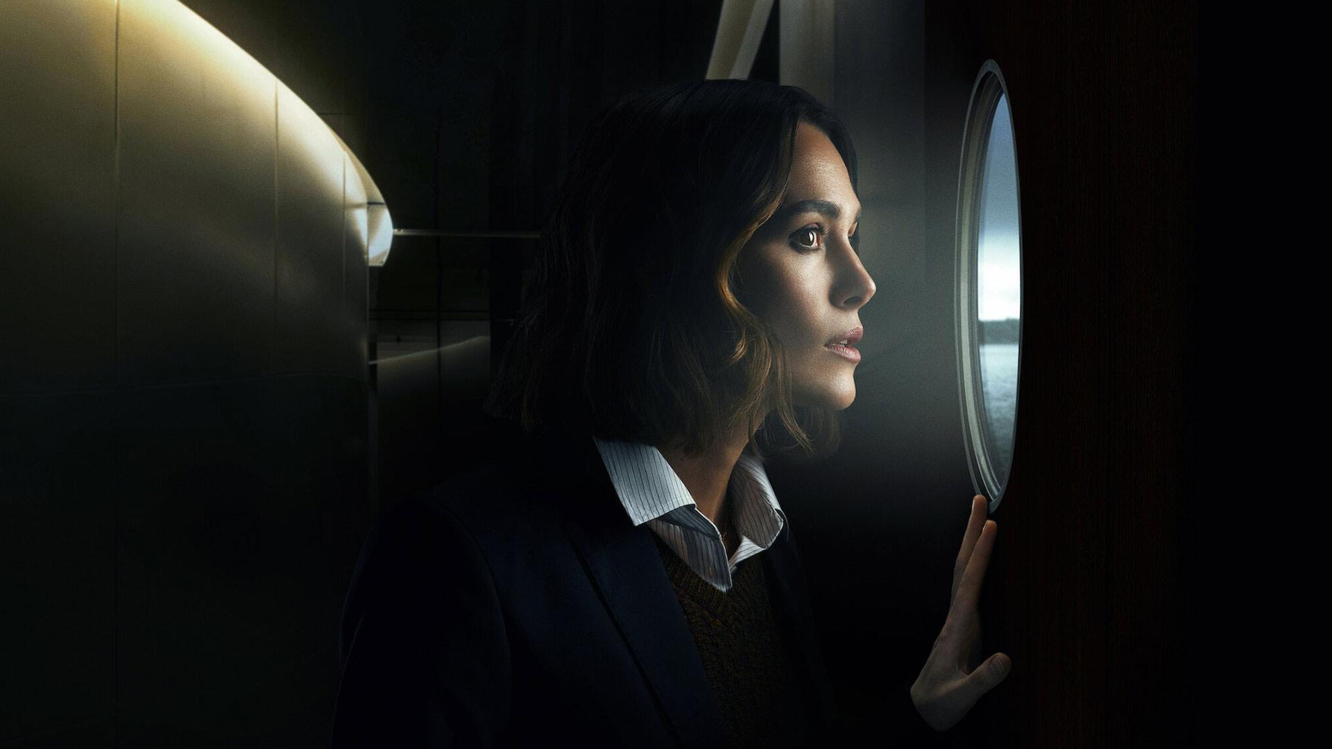 کیرا کنار پنجره کشتی در فیلم the woman in cabin 10