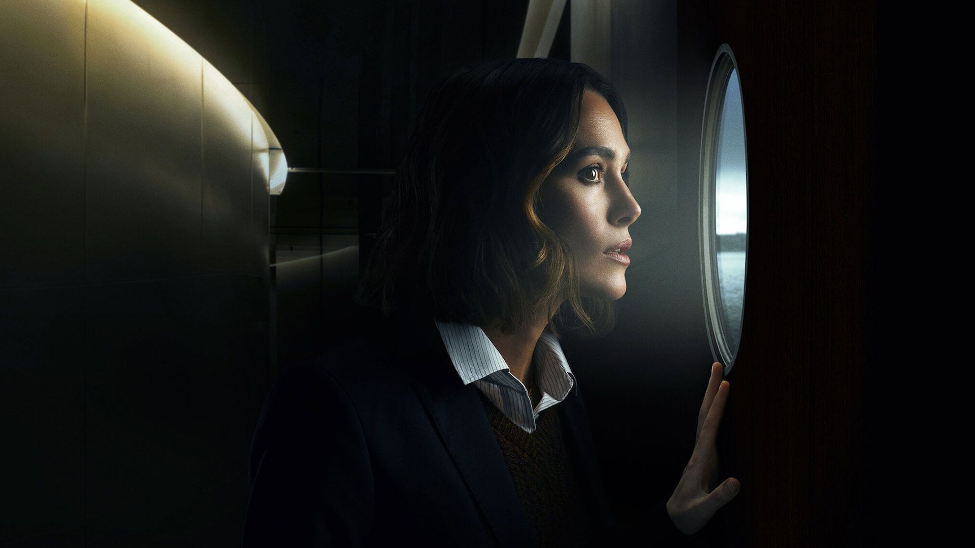 کیرا کنار پنجره کشتی در فیلم the woman in cabin 10