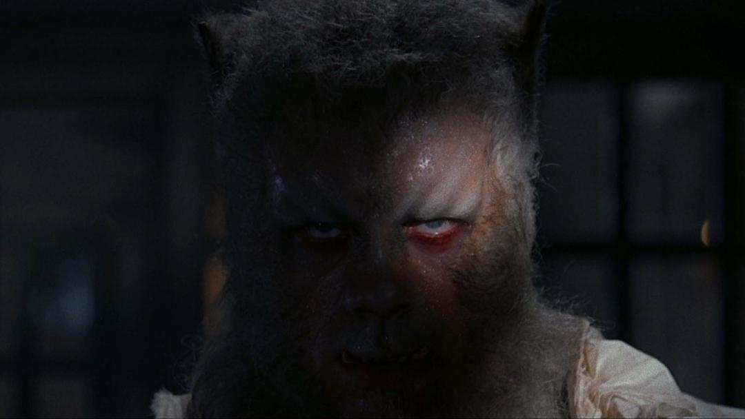 اولیور رید در نقش یک گرگینه در فیلم The Curse of the Werewolf