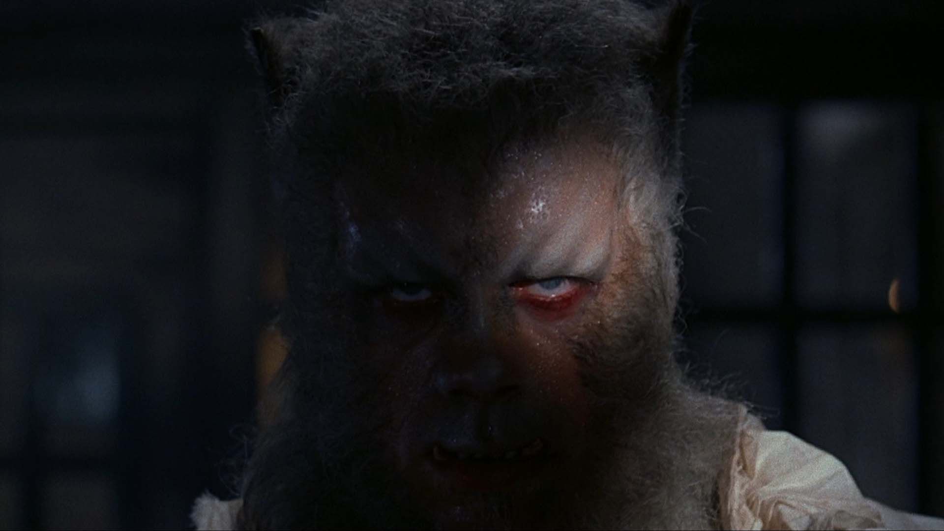 اولیور رید در نقش یک گرگینه در فیلم The Curse of the Werewolf