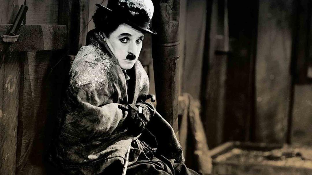چارلی چاپلین با لباس برفی در فیلم The Gold Rush