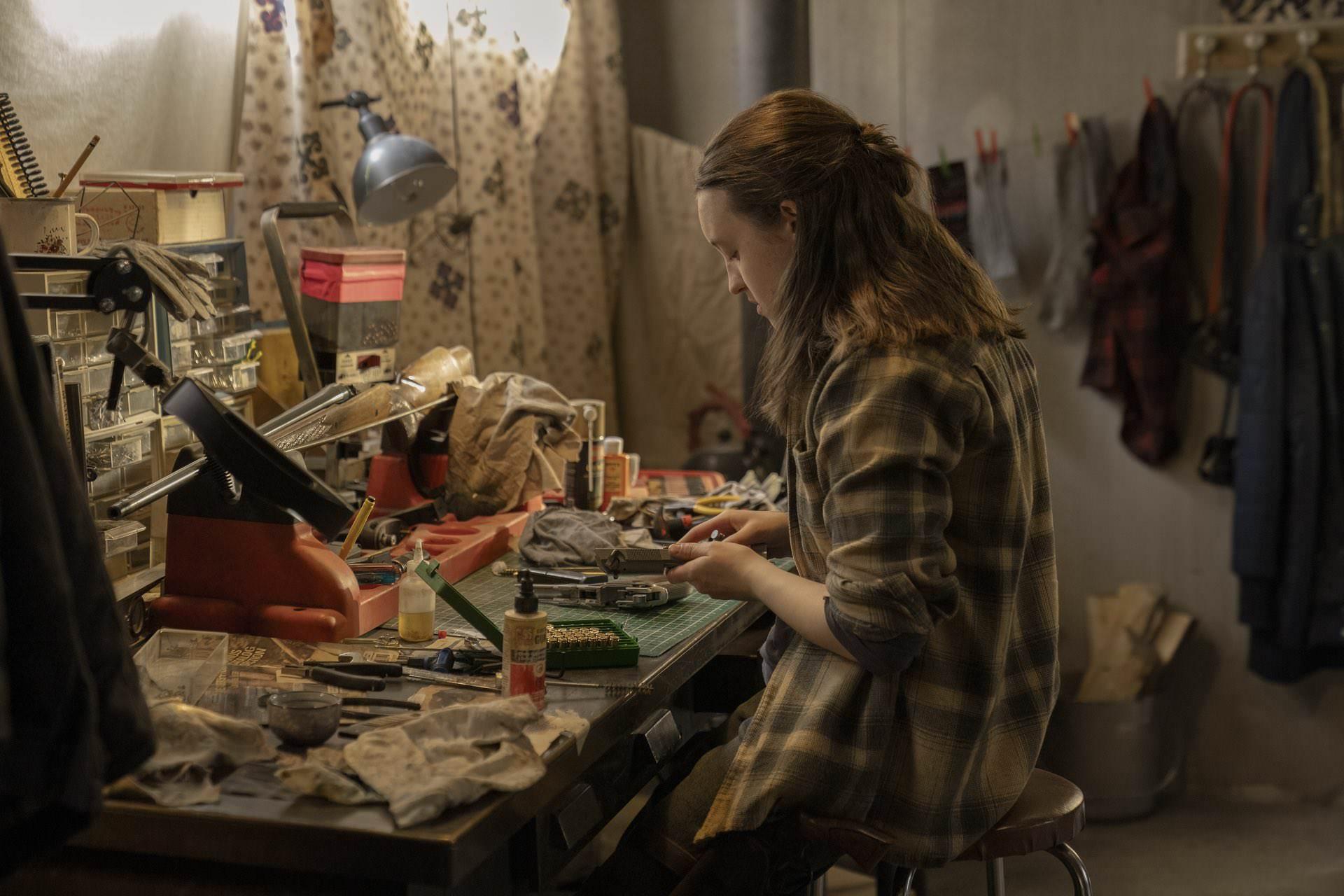 الی مشغول بهبود سلاح در فصل دوم سریال The Last of Us