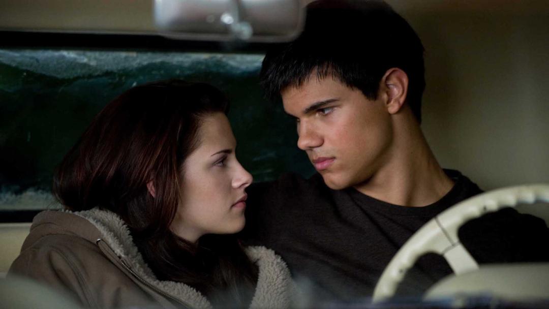 کریستن استوارت و تیلور لاتنر در فیلم The Twilight Saga: New Moon