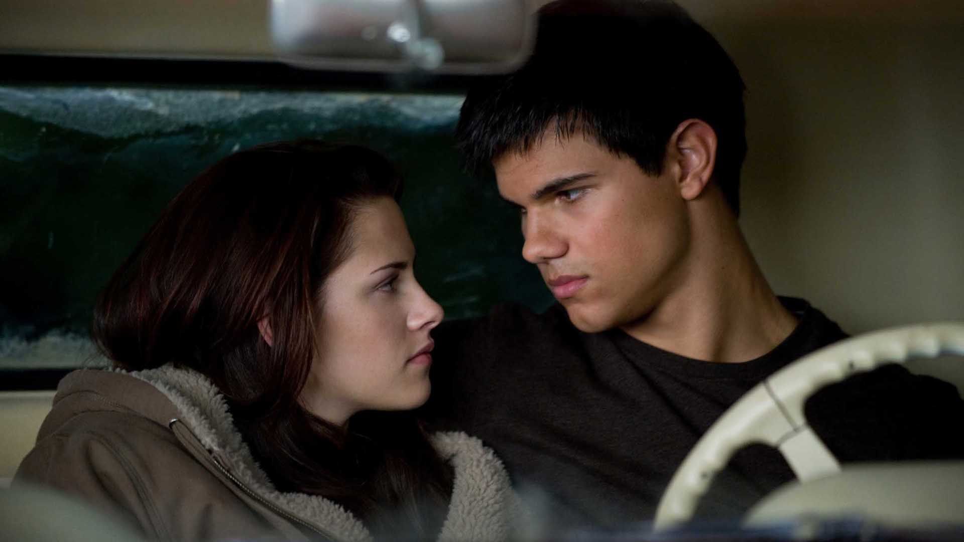 کریستن استوارت و تیلور لاتنر در فیلم The Twilight Saga: New Moon