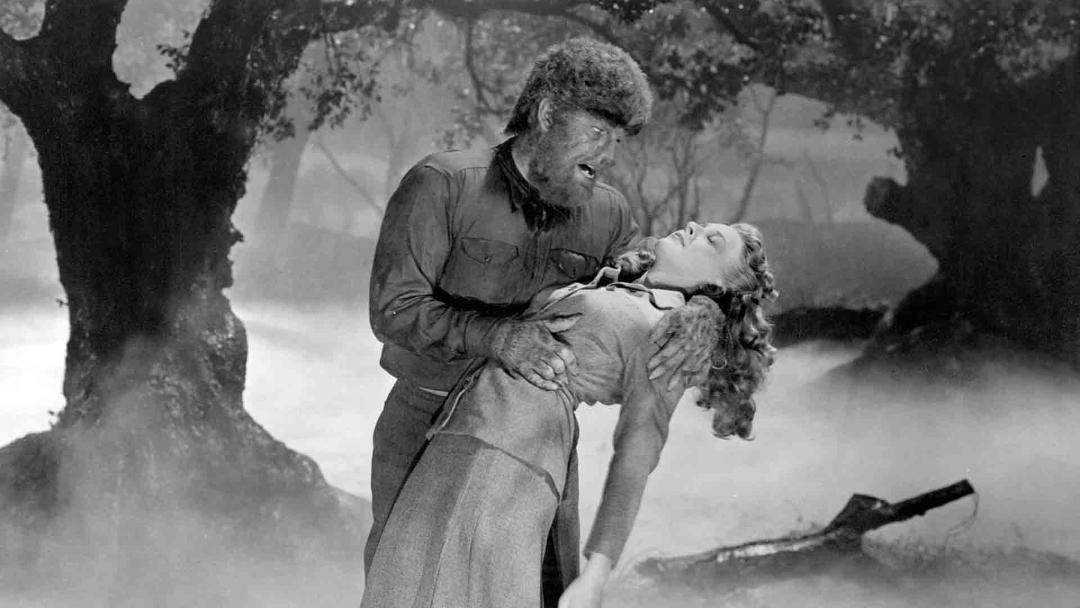 مرد گرگینه در فیلم The Wolf Man زنی را در آغوش گرفته است