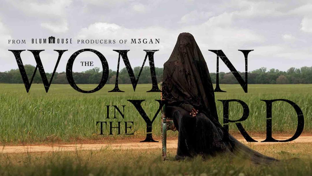 زنی با لباس توری مشکی در فضای سبز در فیلم The Woman in the Yard