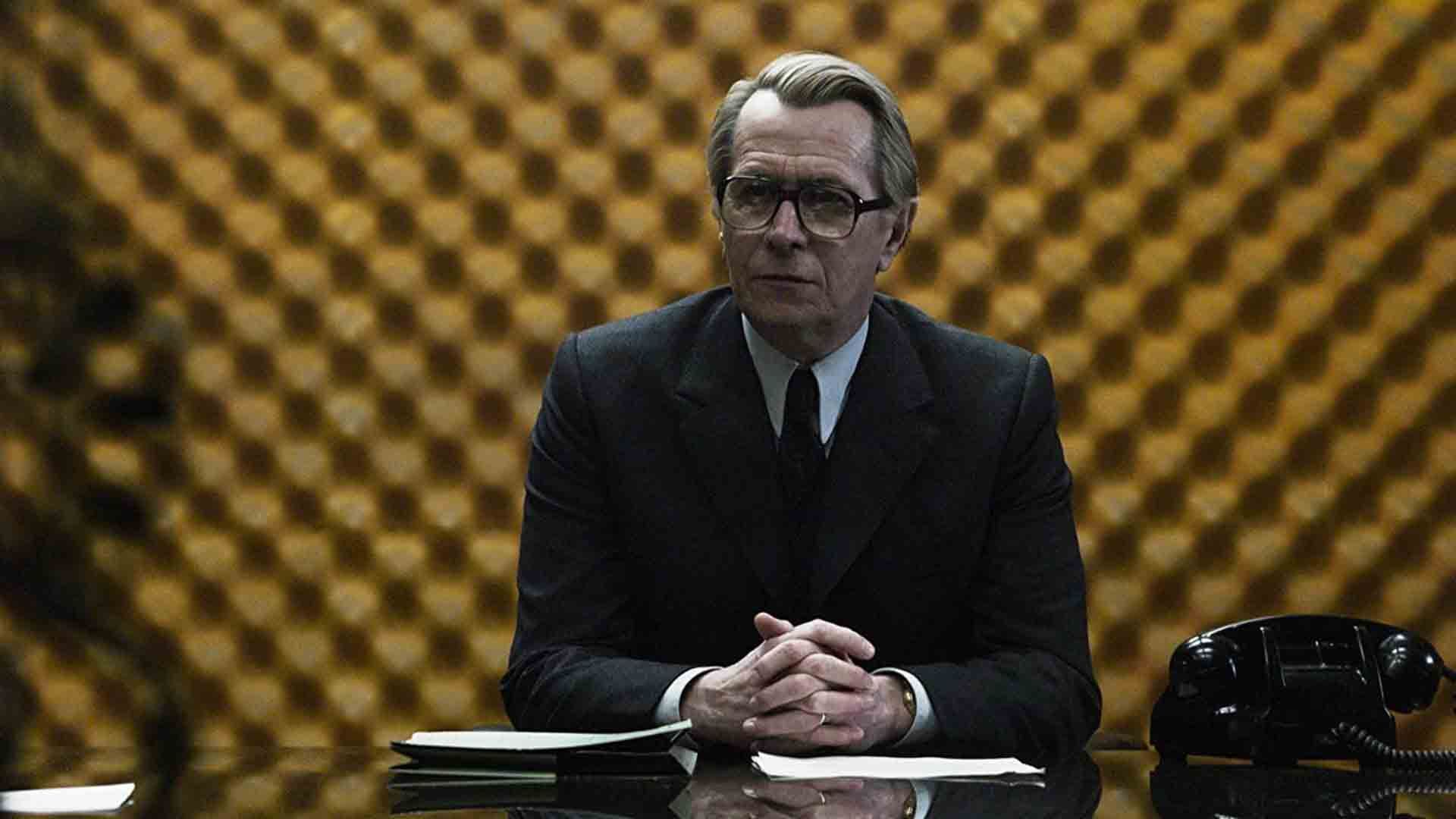 گری اولدمن در نقش جورج اسمایلی در فیلم Tinker Tailor Soldier Spy