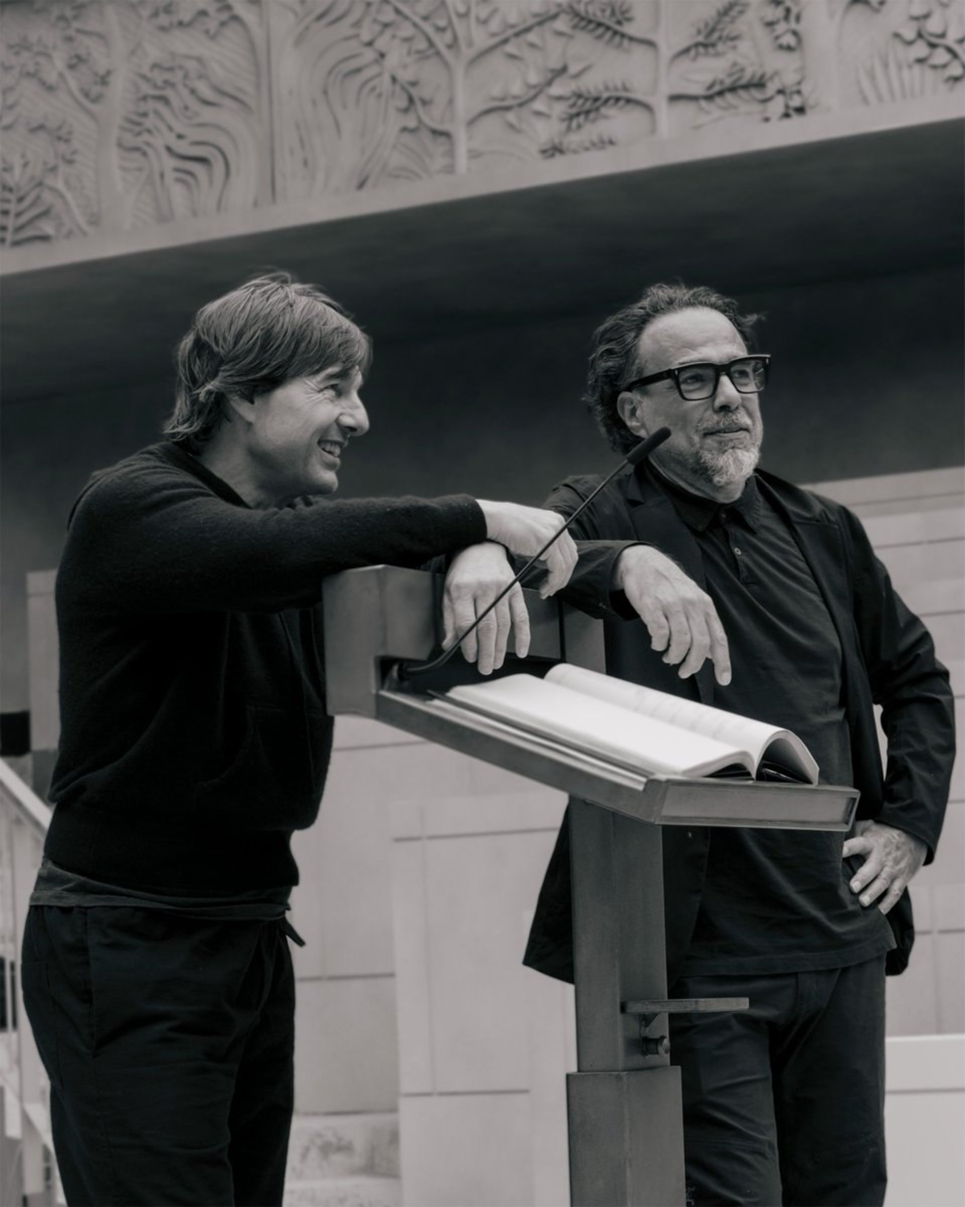 تام کروز و الخاندرو گونسالس اینیاریتو در پشت صحنه فیلم جدیدشان