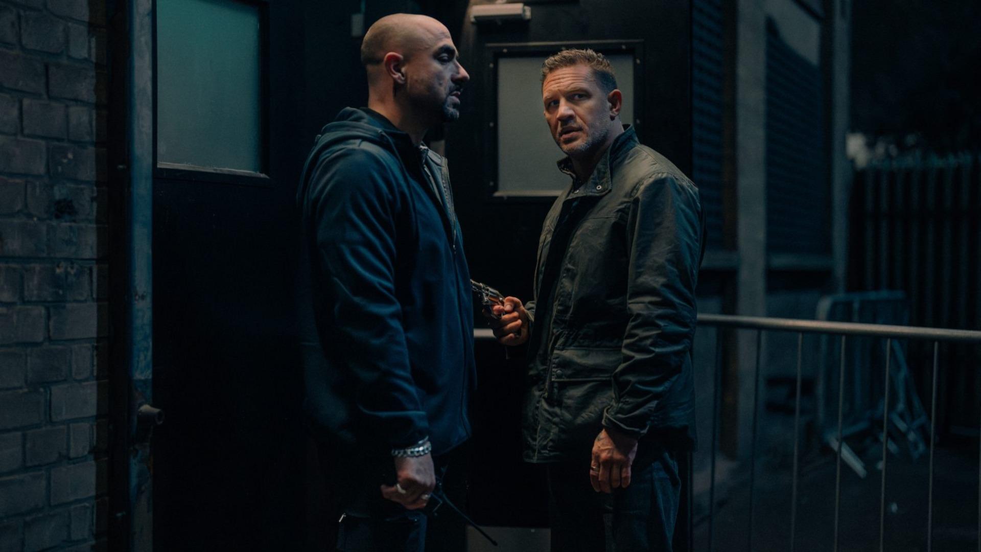 تام هاردی با تفنگ در حال شخصی در سریال MobLand است